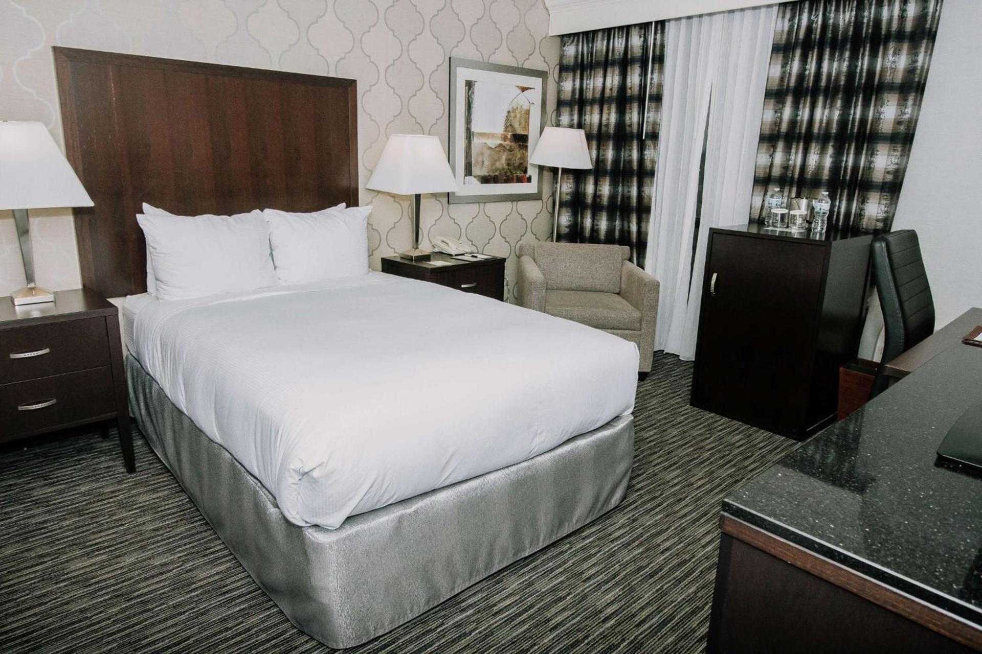 DoubleTree by Hilton Dearborn photo 17