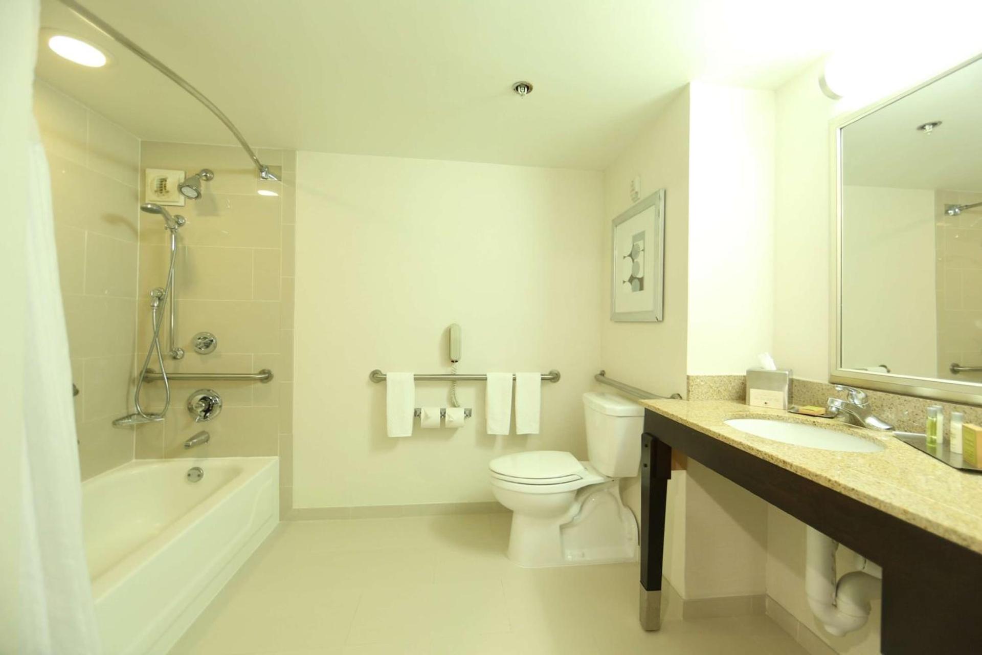 DoubleTree by Hilton Dearborn photo 18