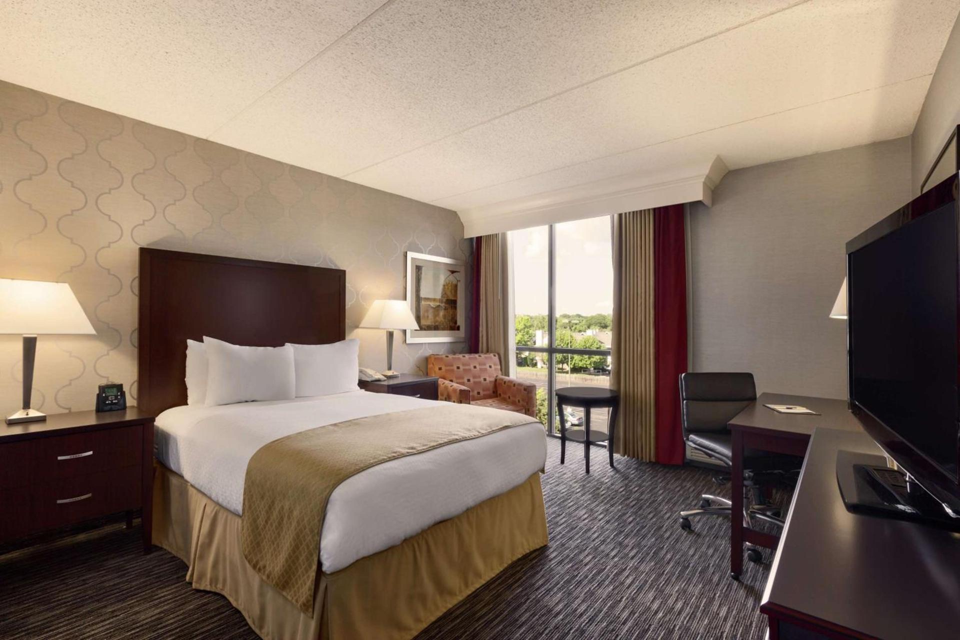 DoubleTree by Hilton Dearborn photo 22