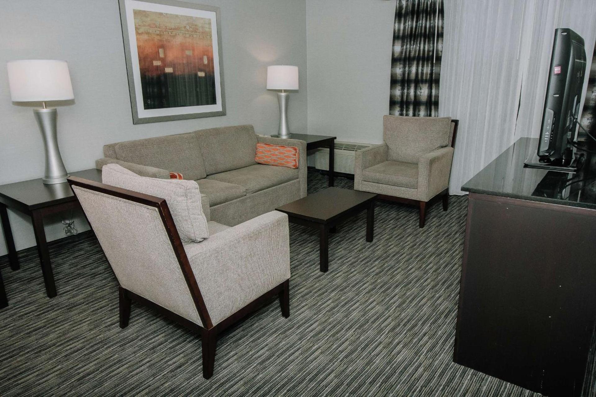 DoubleTree by Hilton Dearborn photo 37