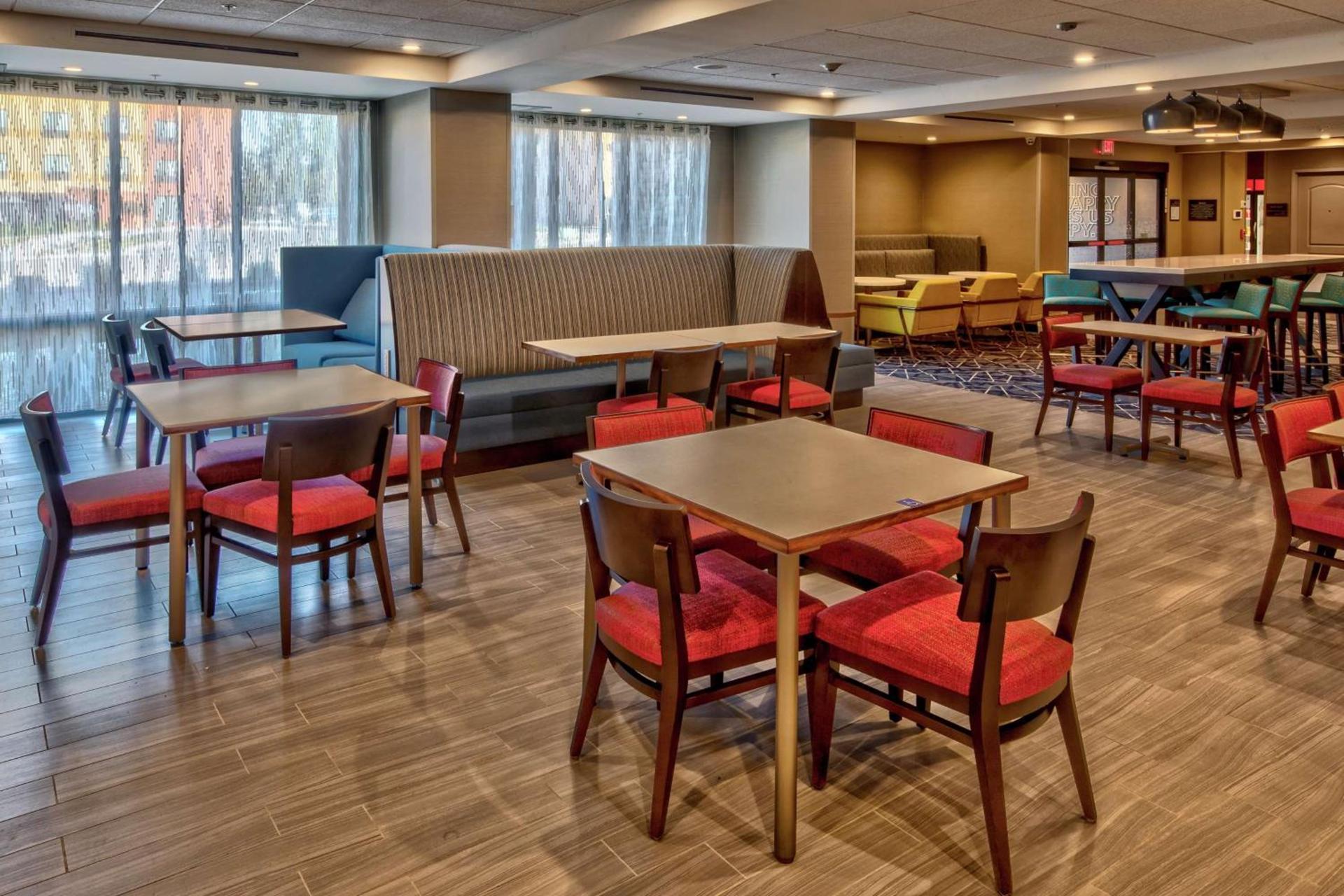 Hampton Inn Fresno Airport photo 3