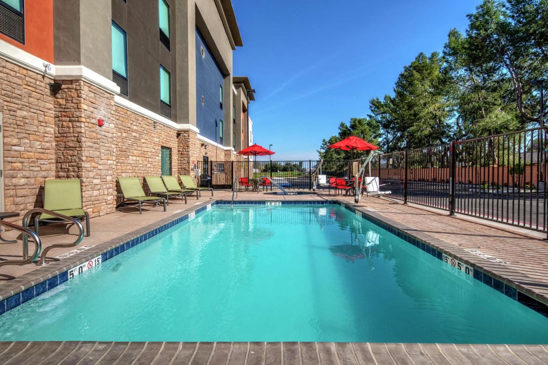 Hampton Inn Fresno Airport photo 7