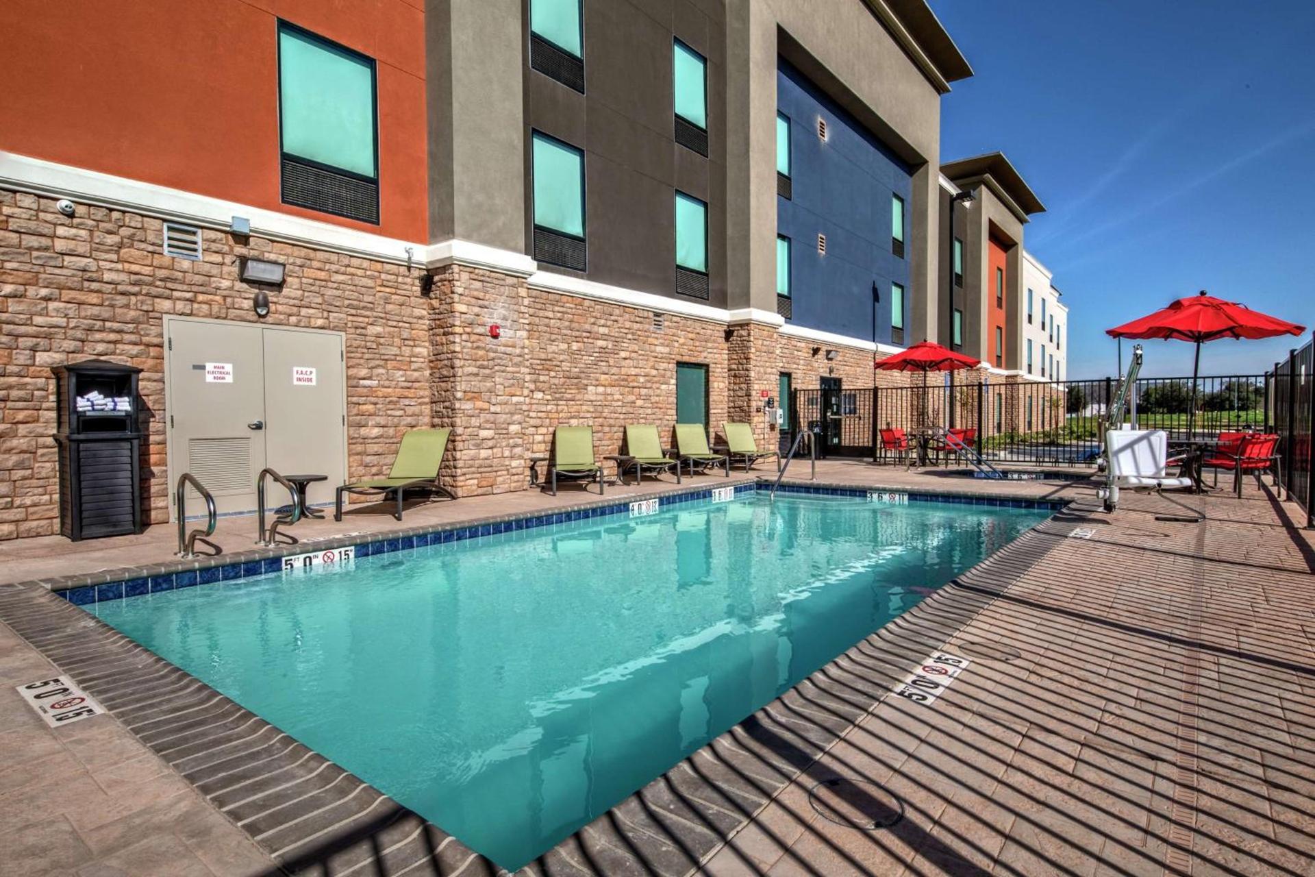 Hampton Inn Fresno Airport photo 6