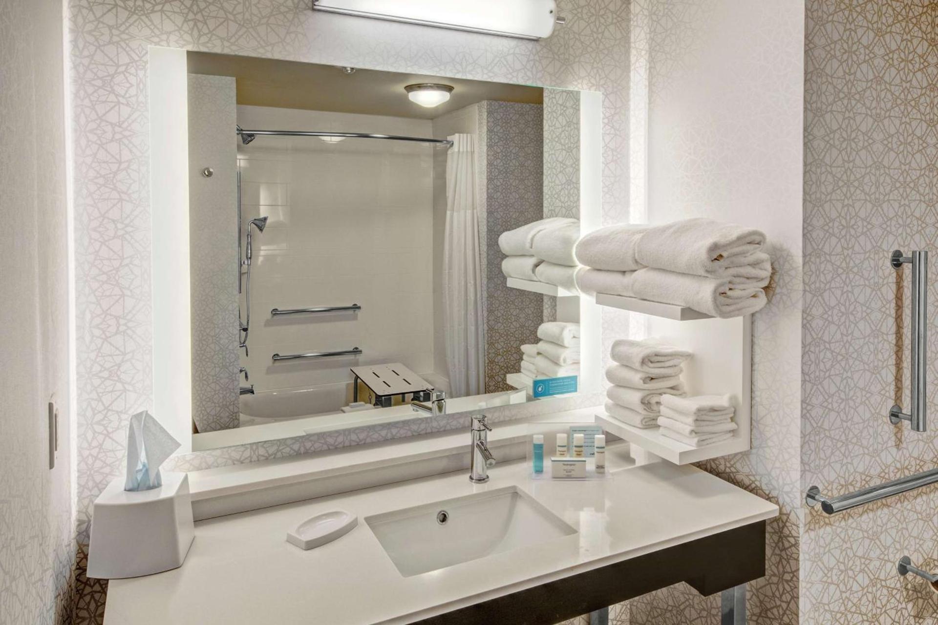 Hampton Inn Fresno Airport photo 12