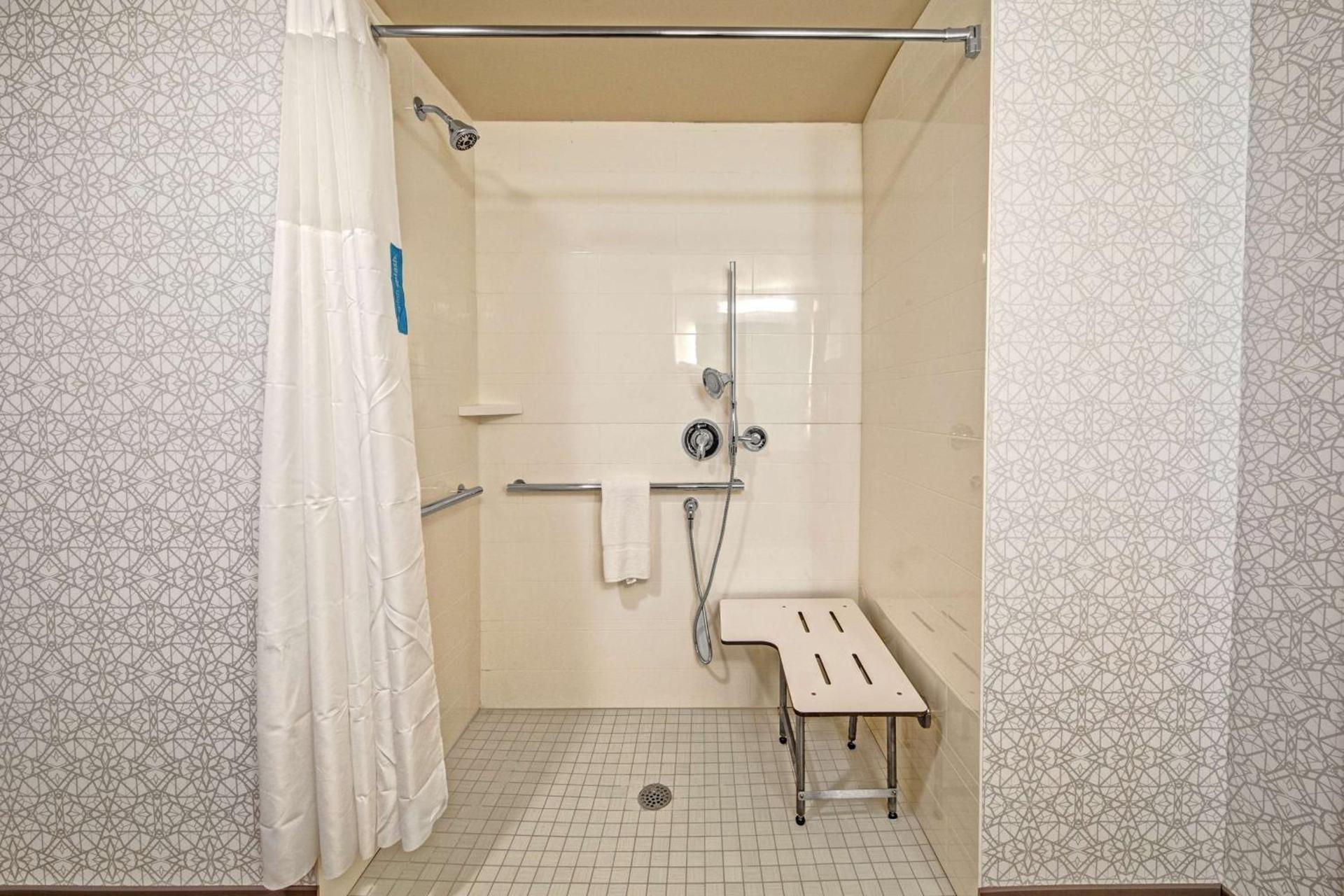 Hampton Inn Fresno Airport photo 13