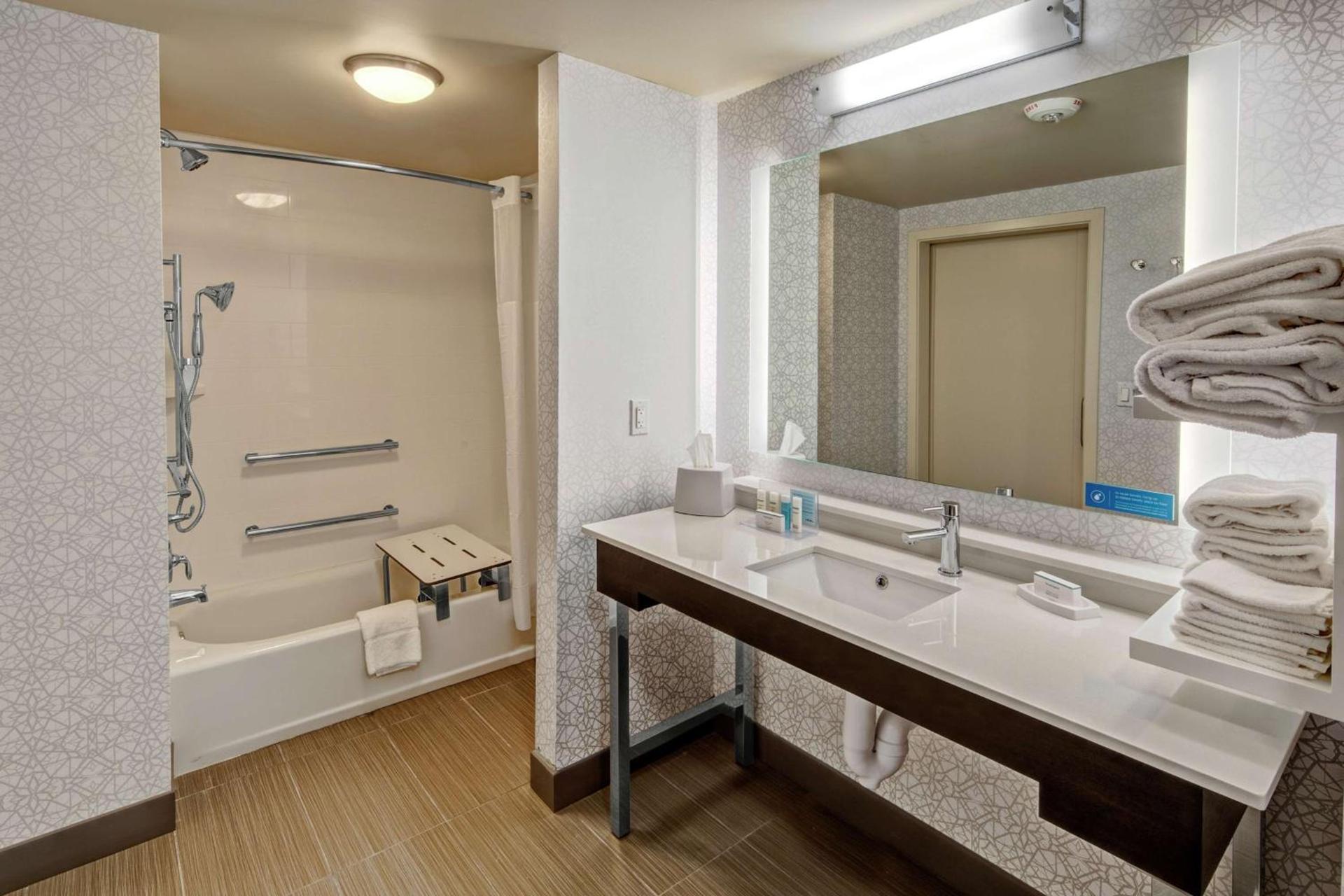 Hampton Inn Fresno Airport photo 16