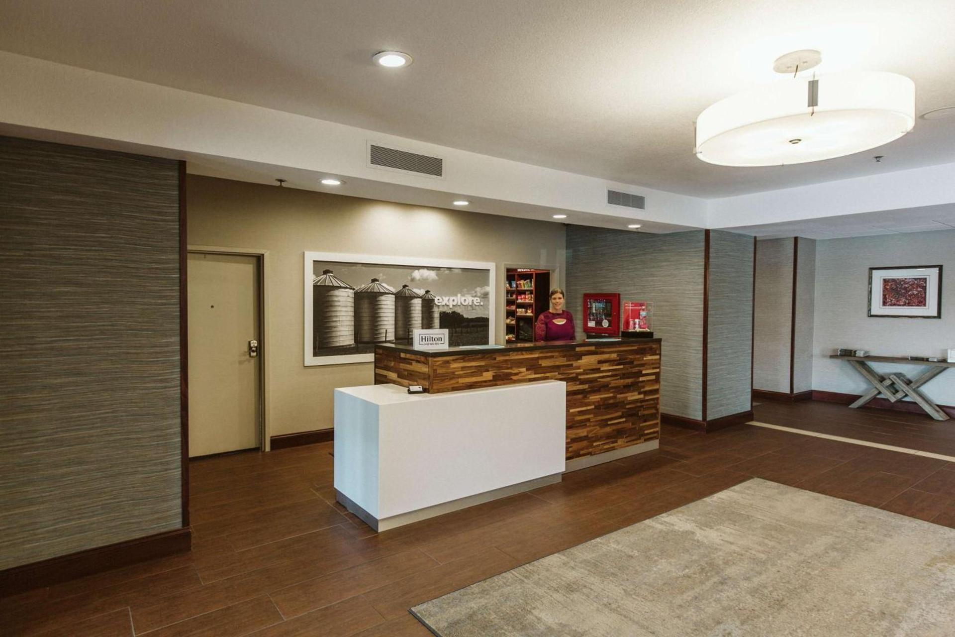 Hampton Inn Bismarck photo 9