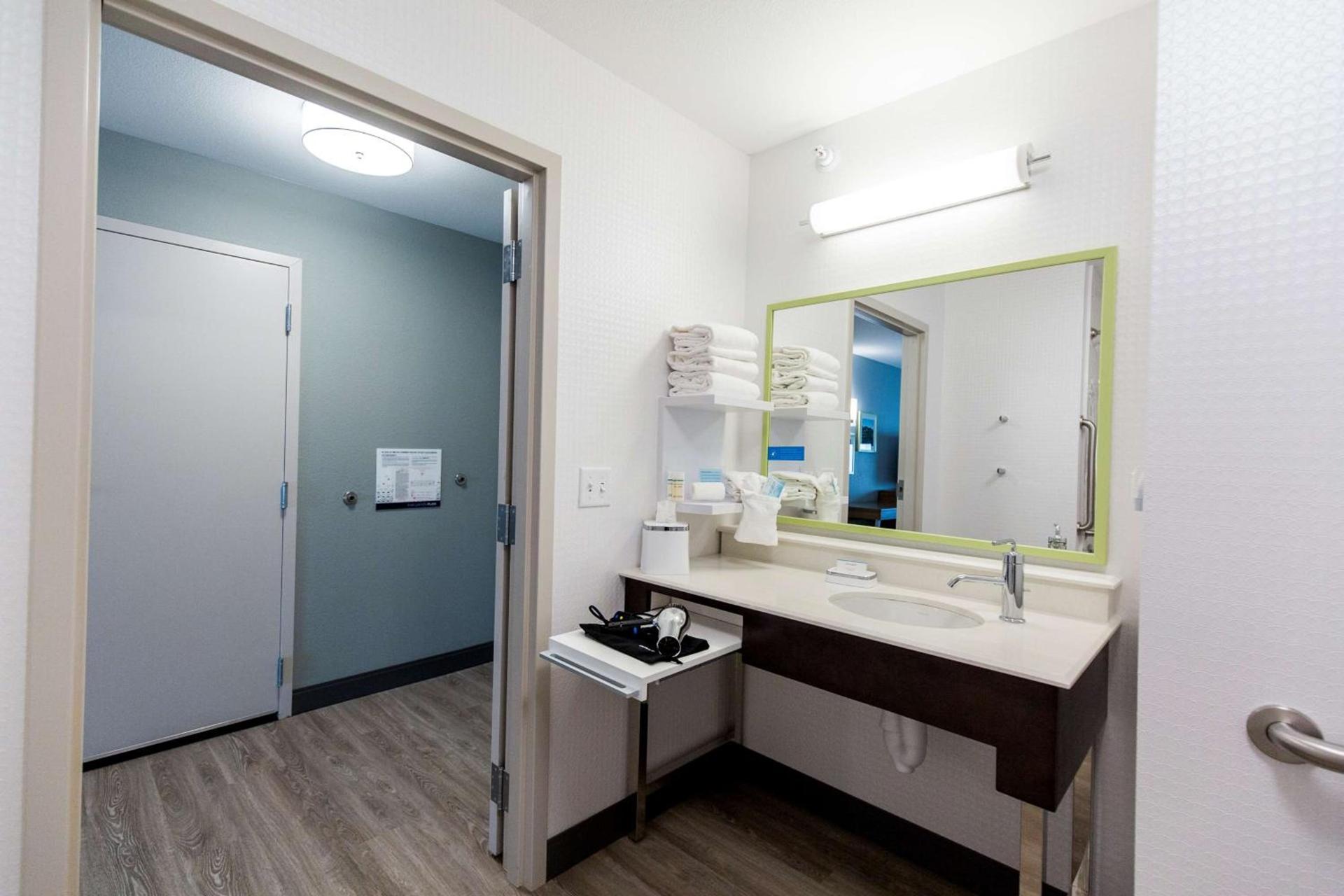 Hampton Inn Bismarck photo 28