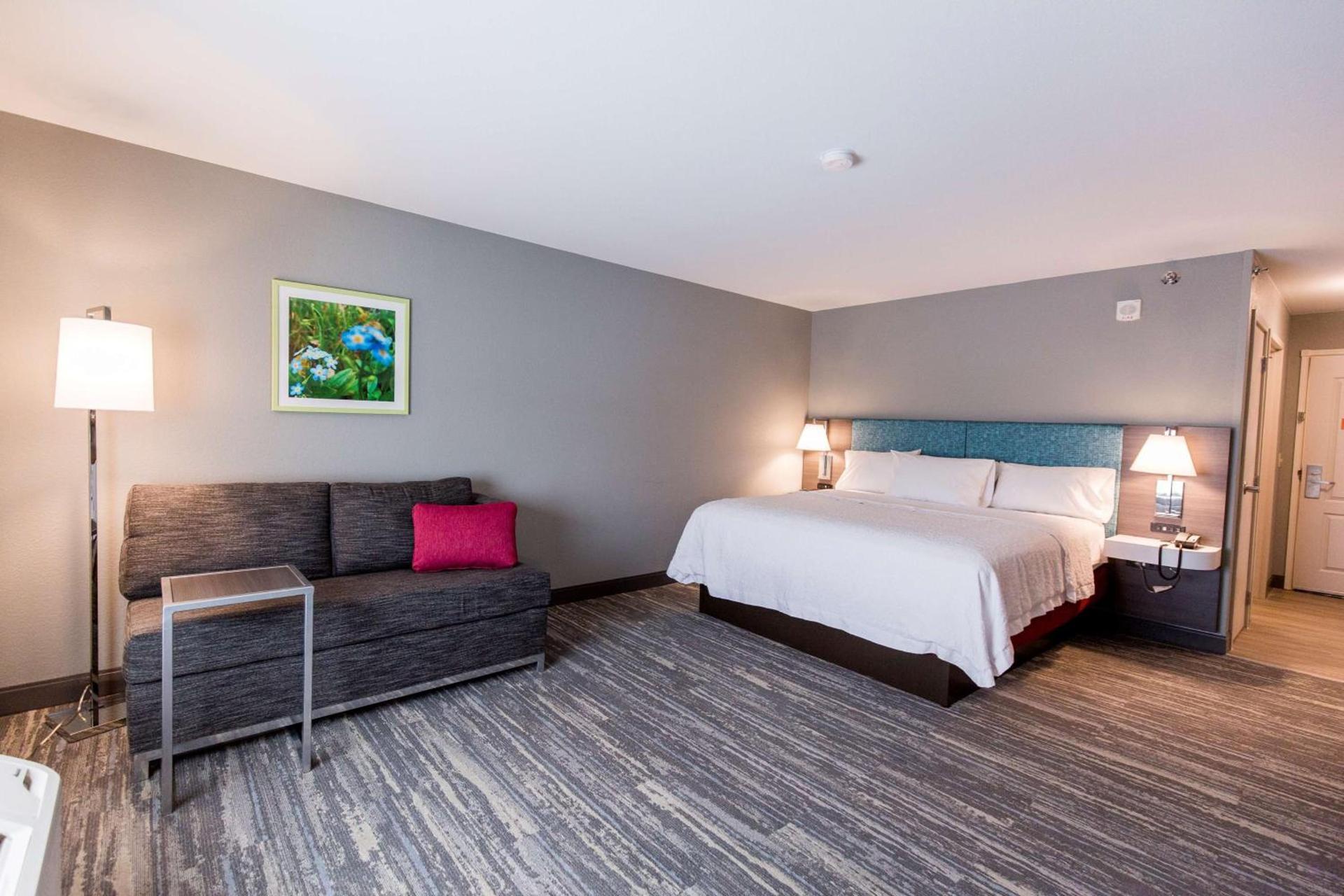 Hampton Inn Bismarck photo 41