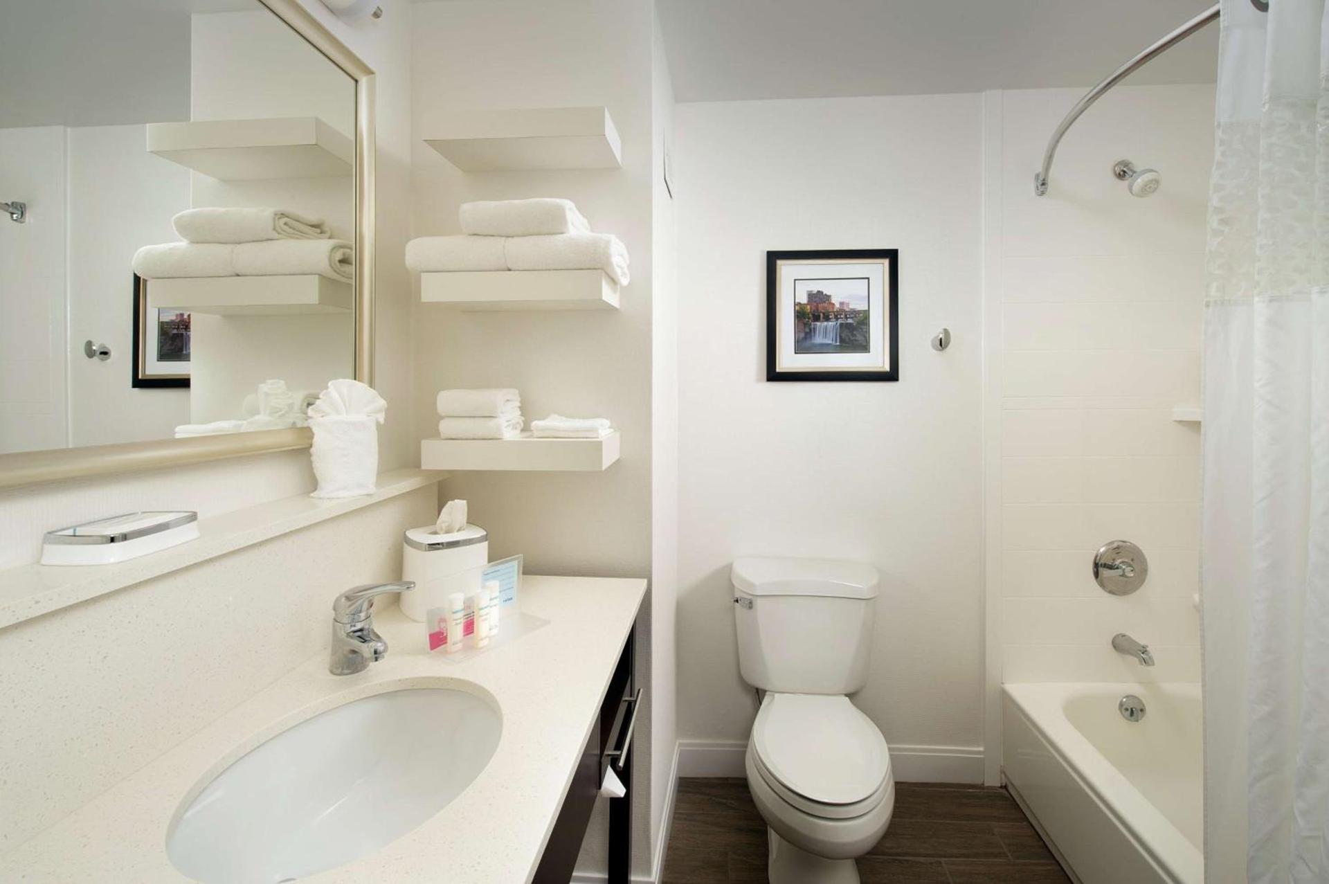 Hampton Inn Rochester Greece photo 11