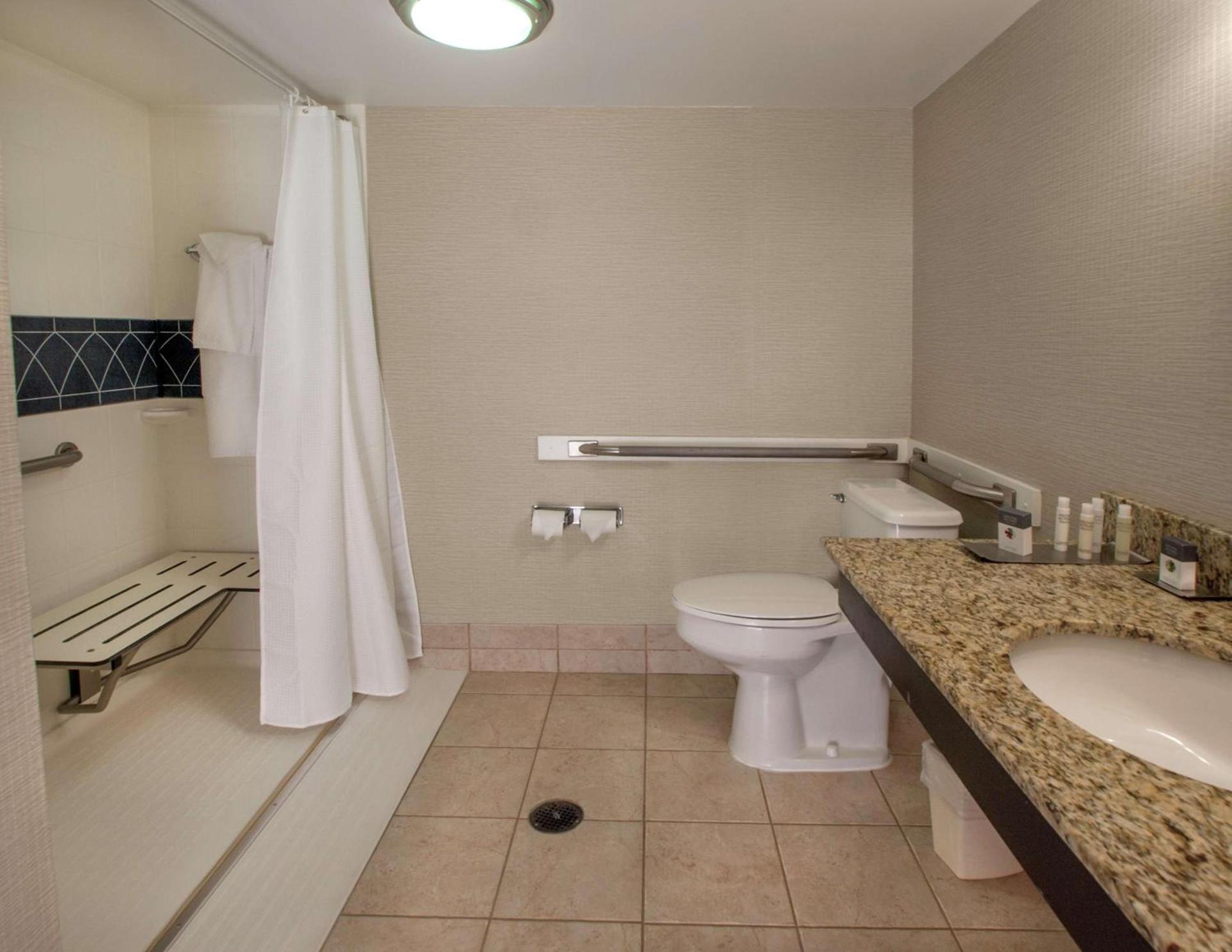 DoubleTree by Hilton Buffalo-Amherst photo 16