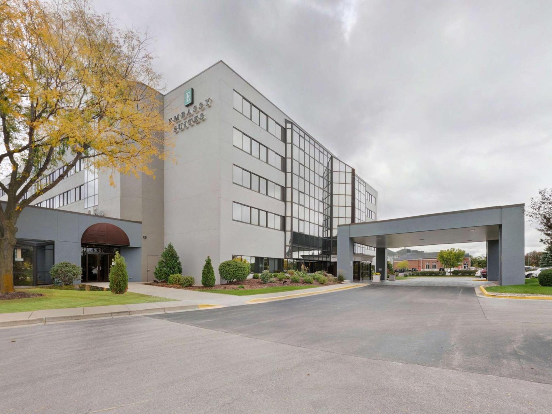 Embassy Suites by Hilton Milwaukee Brookfield photo 2