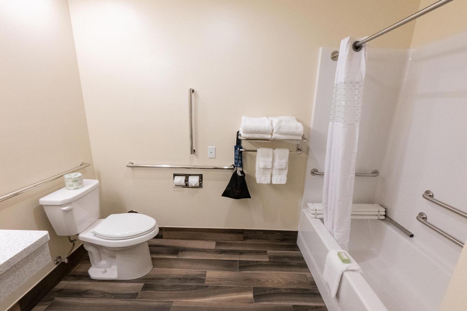 Cobblestone Hotel & Suites-Sheldon photo 17