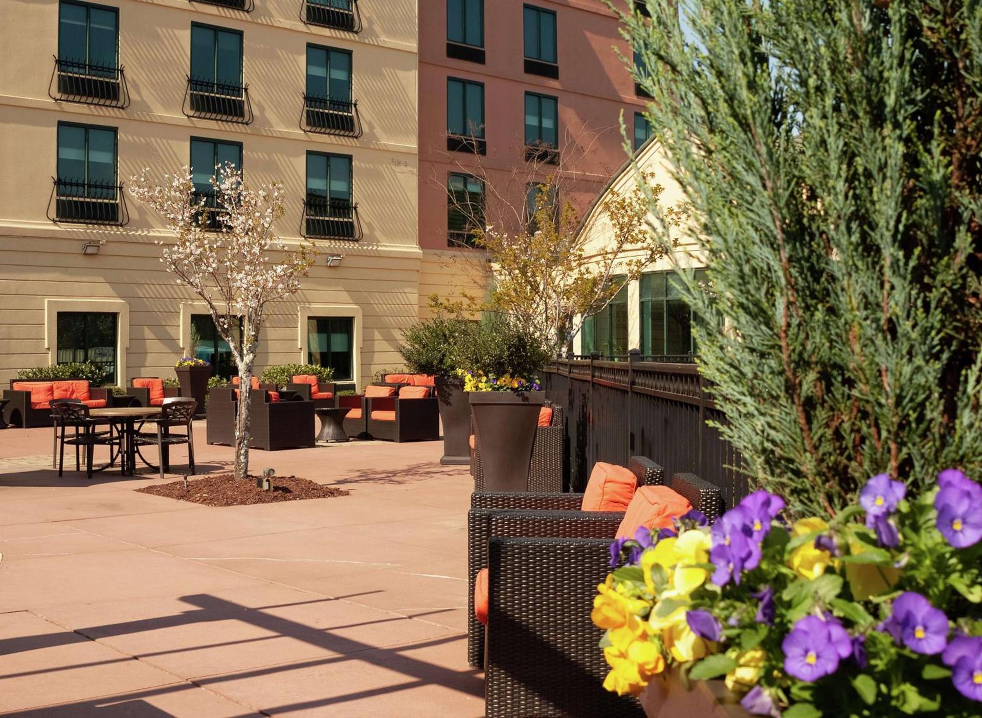 Hilton Garden Inn Atlanta Airport/Millenium Center photo 2