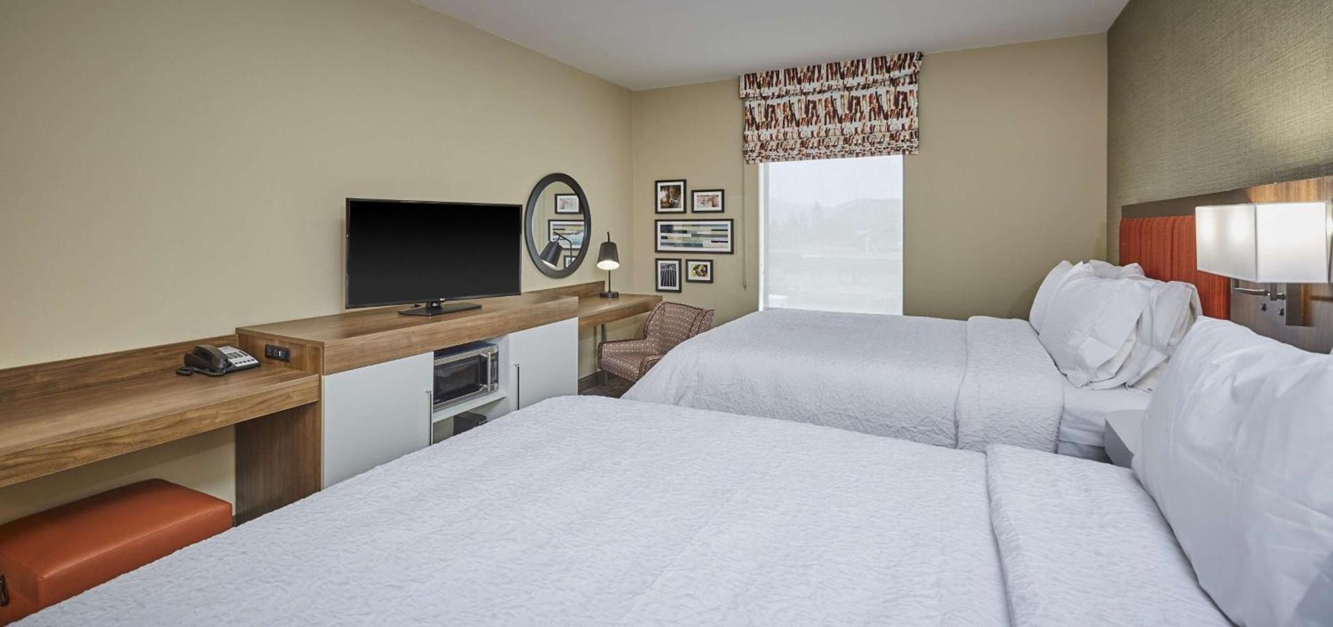 Hampton Inn & Suites Roseburg photo 12