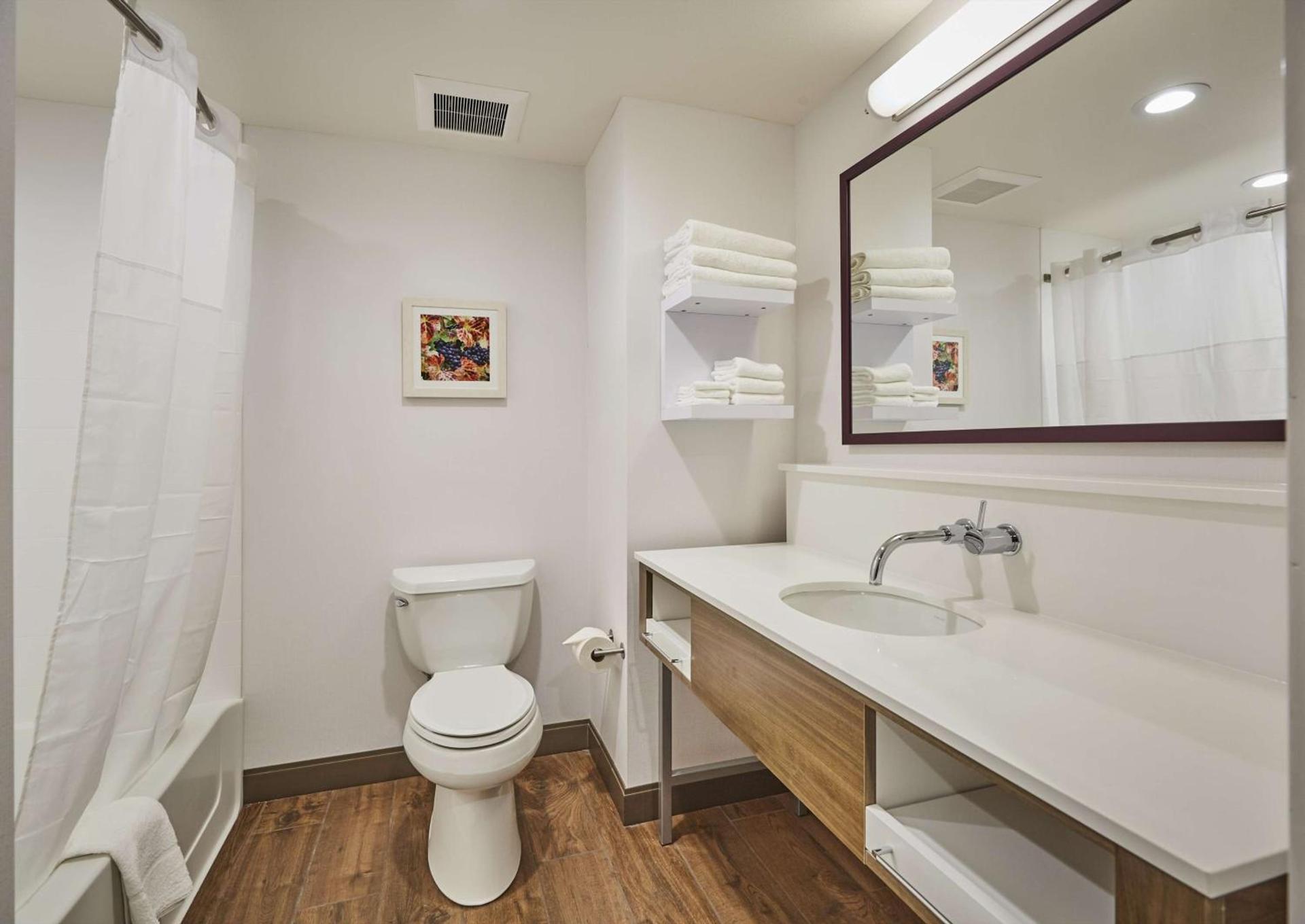 Hampton Inn & Suites Roseburg photo 18