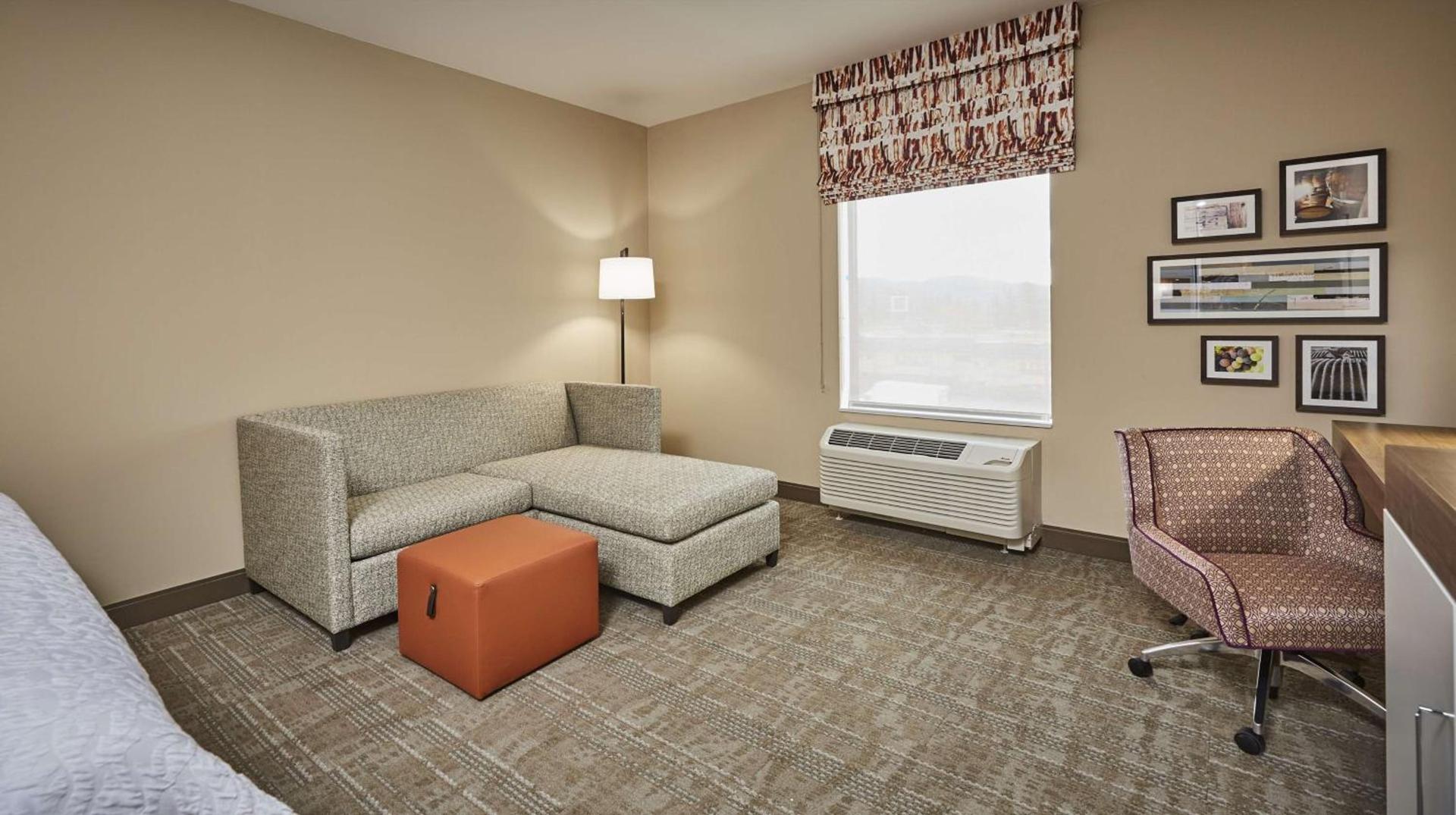 Hampton Inn & Suites Roseburg photo 20