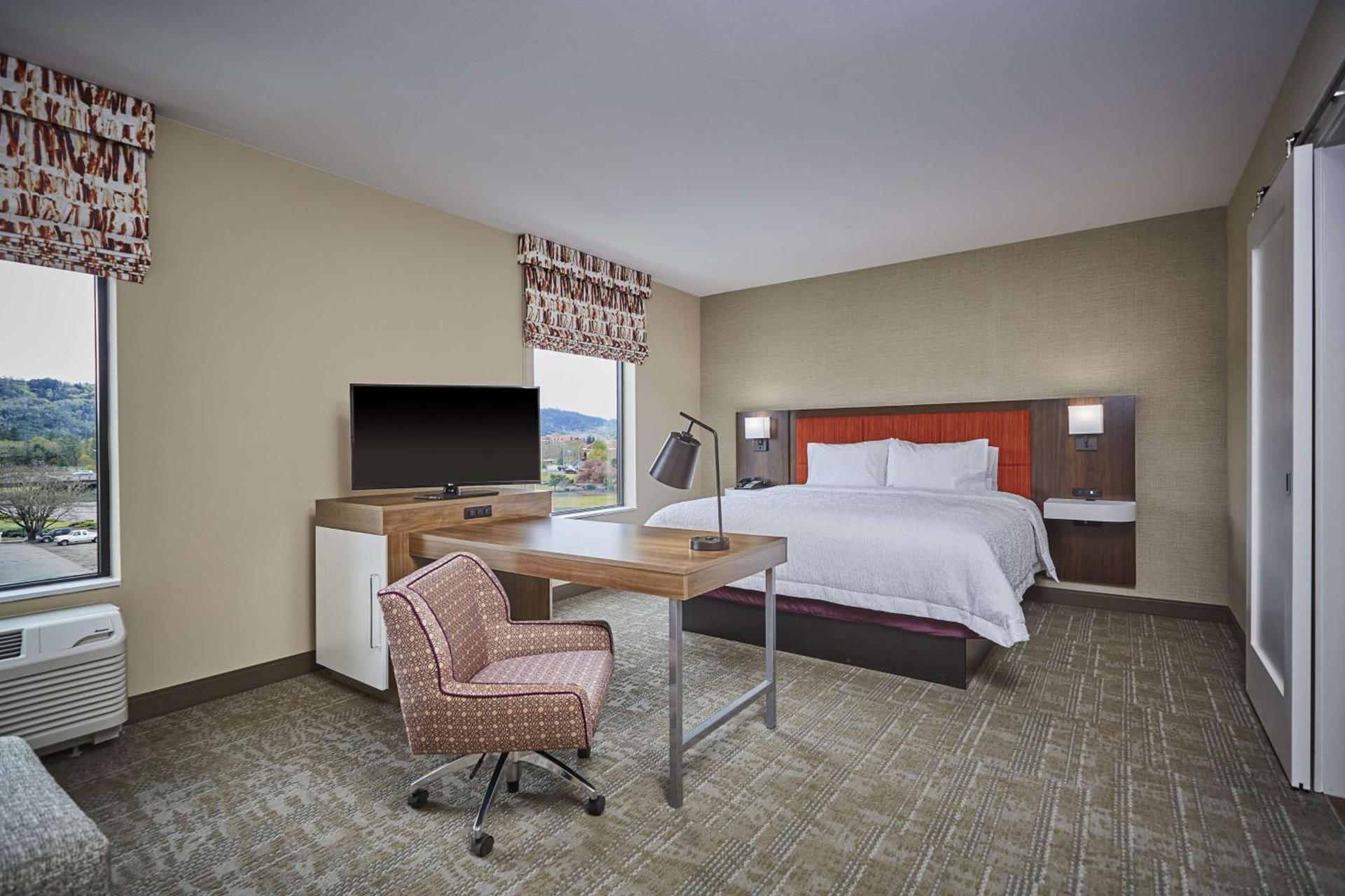 Hampton Inn & Suites Roseburg photo 22