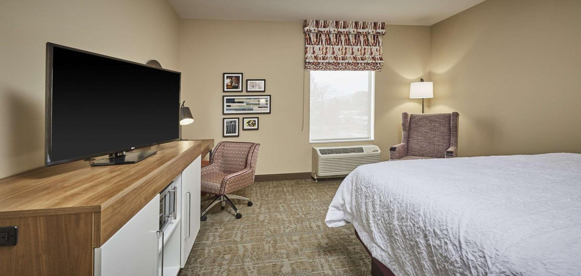 Hampton Inn & Suites Roseburg photo 24