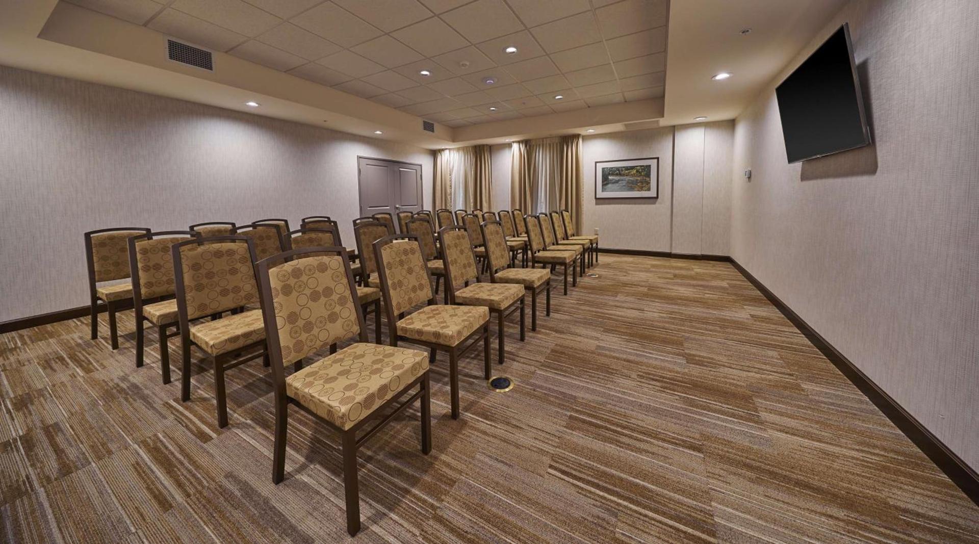 Hampton Inn & Suites Roseburg photo 25