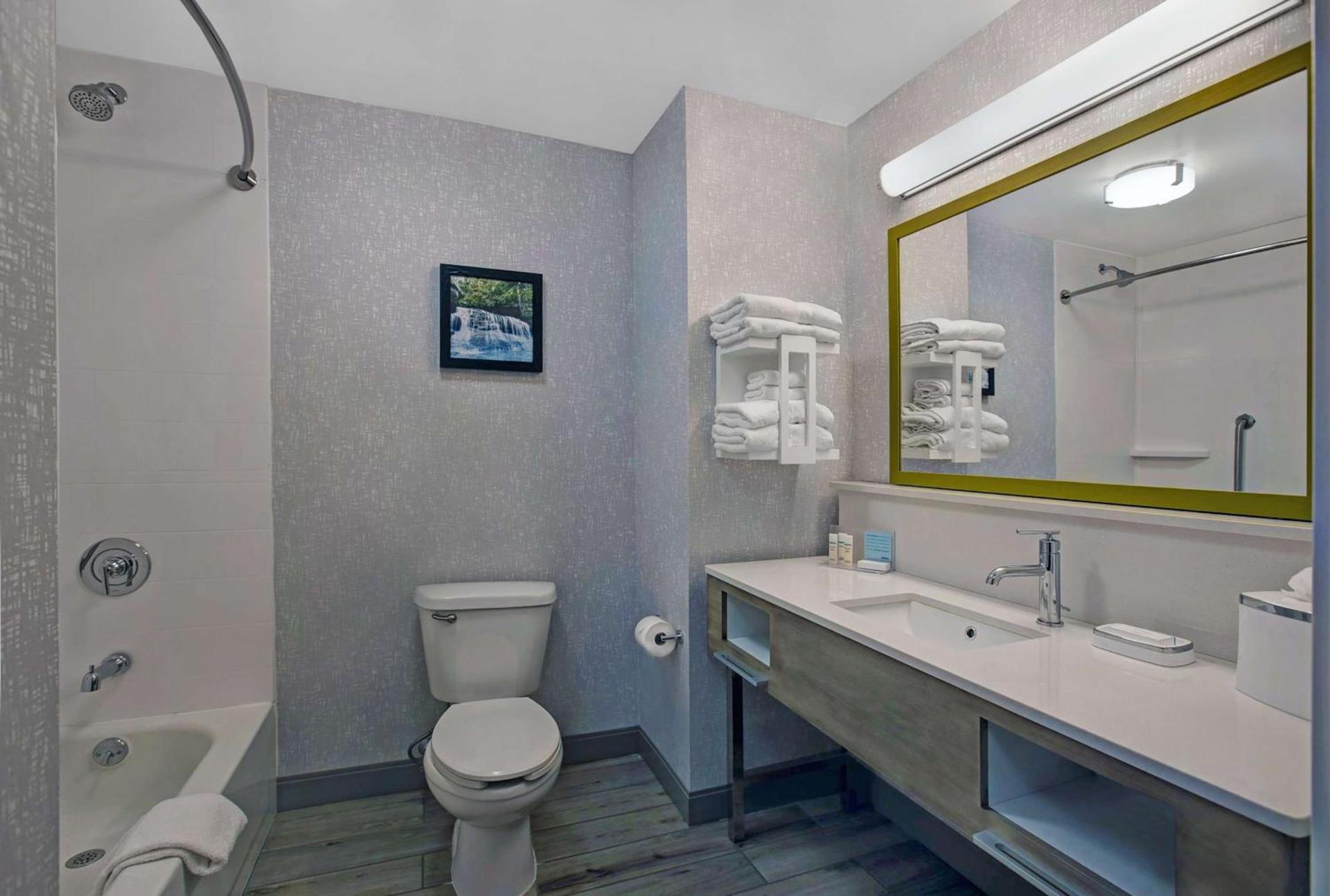 Hampton Inn Westfield photo 24