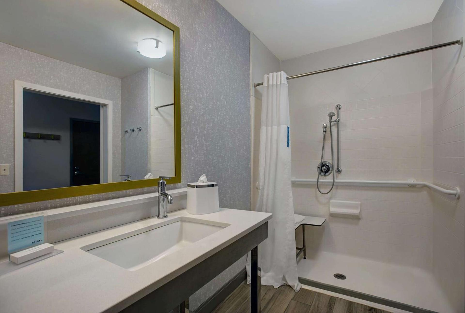 Hampton Inn Westfield photo 25