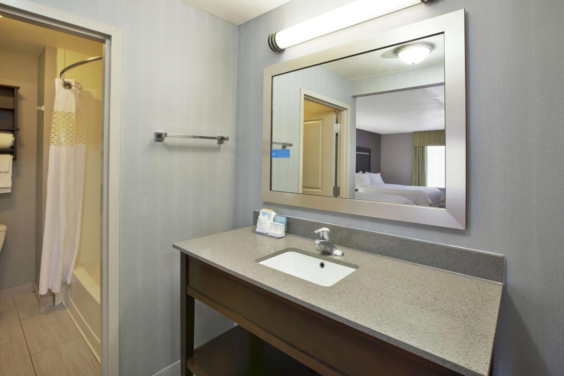 Hampton Inn & Suites - Elyria photo 13
