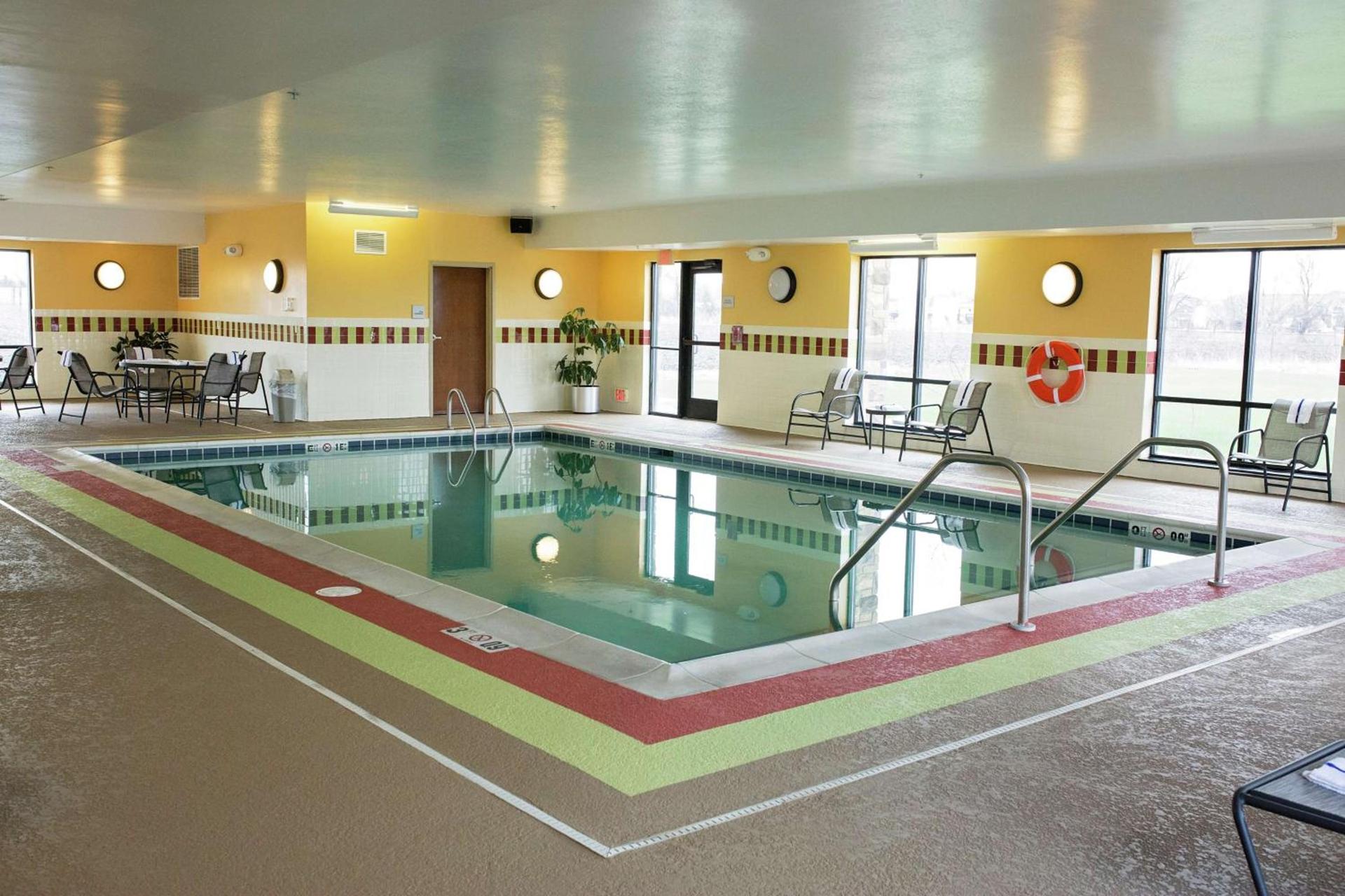 Hampton Inn Yorkville photo 9