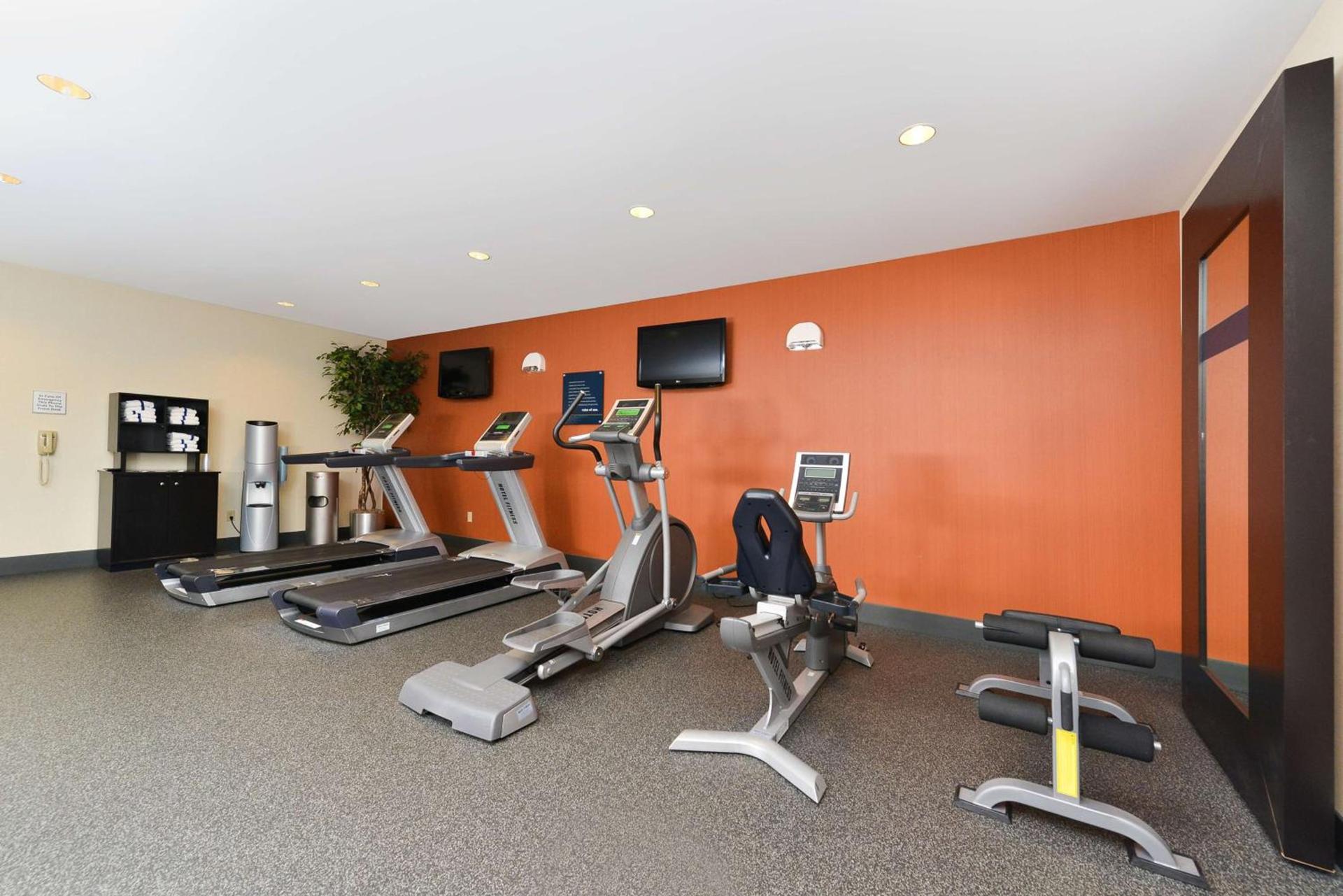Hampton Inn Yorkville photo 17
