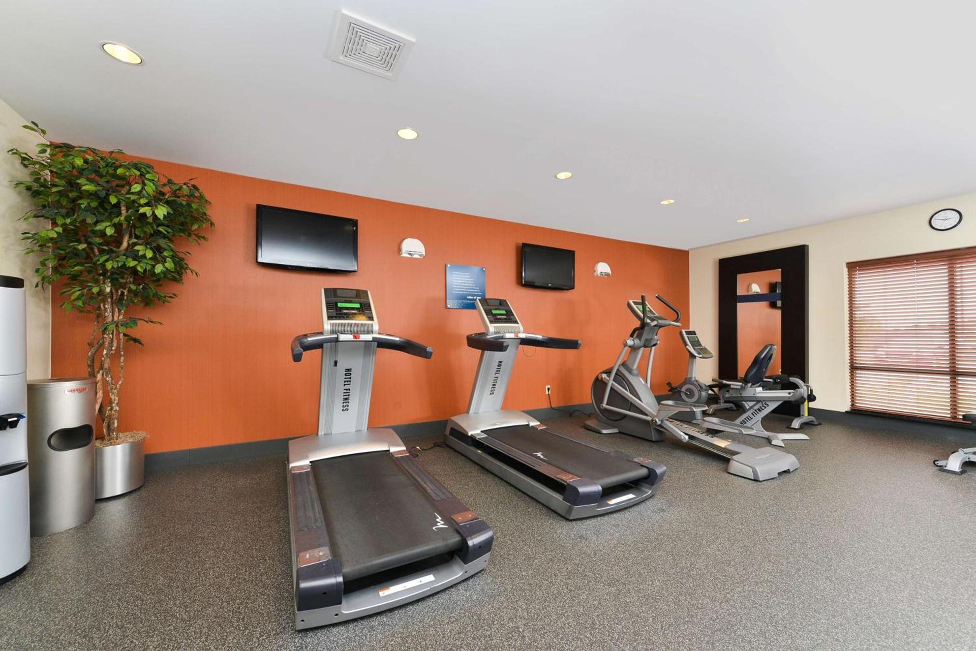 Hampton Inn Yorkville photo 18