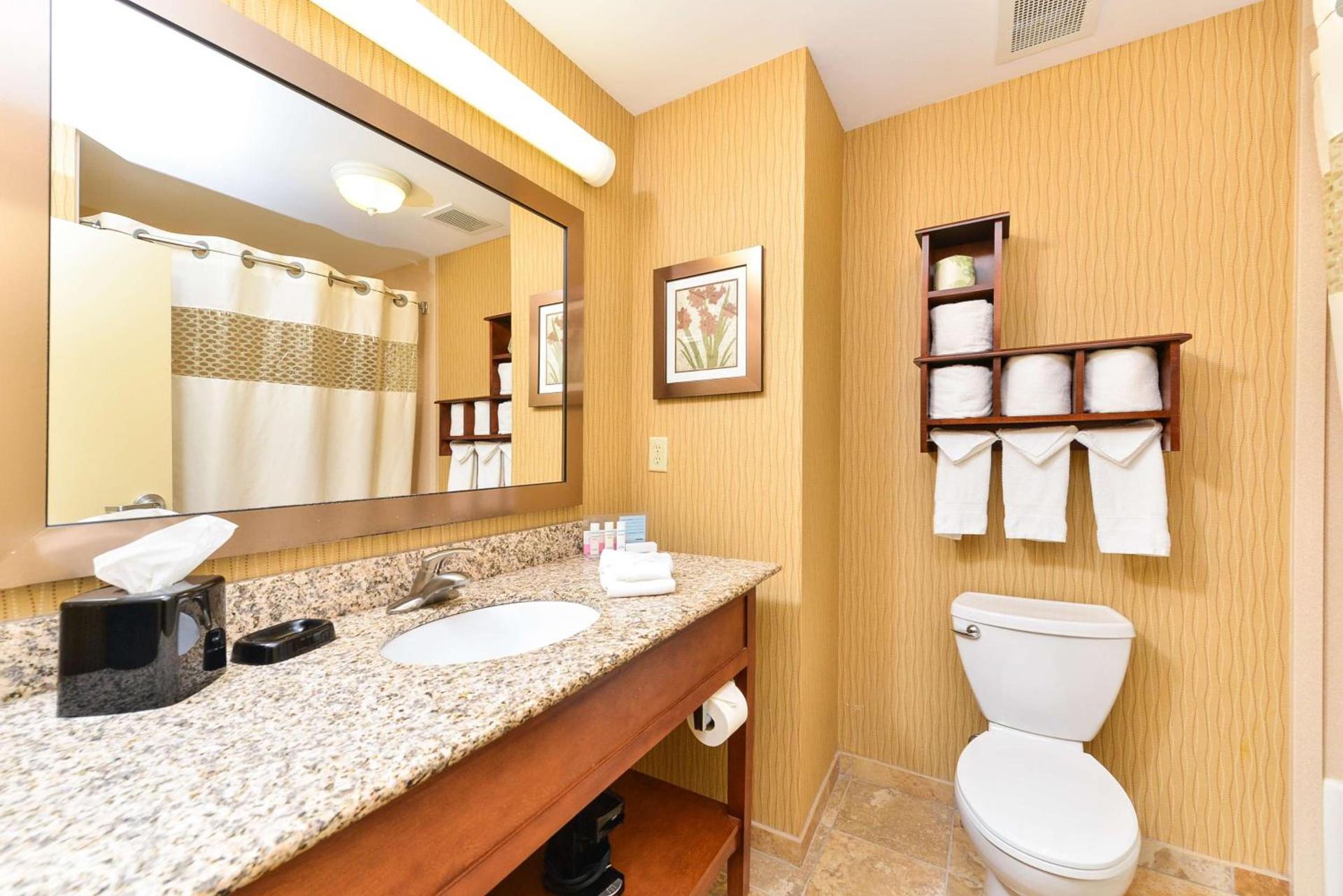 Hampton Inn Yorkville photo 34