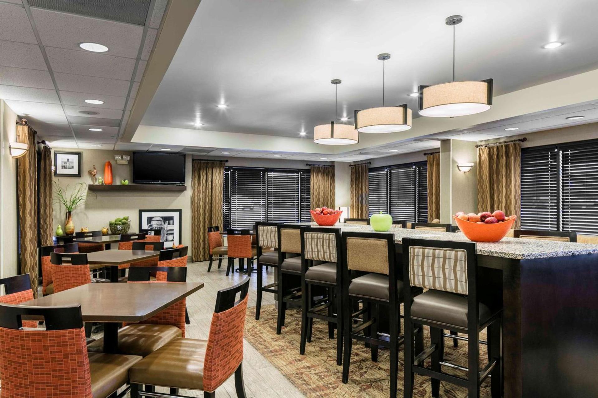 Hampton Inn Kansas City/Shawnee Mission photo 2