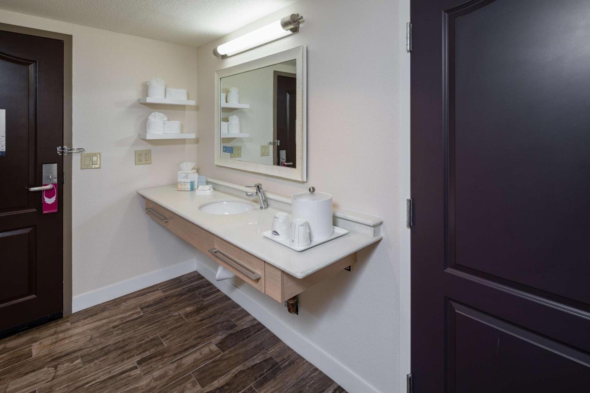 Hampton Inn San Francisco Airport photo 36