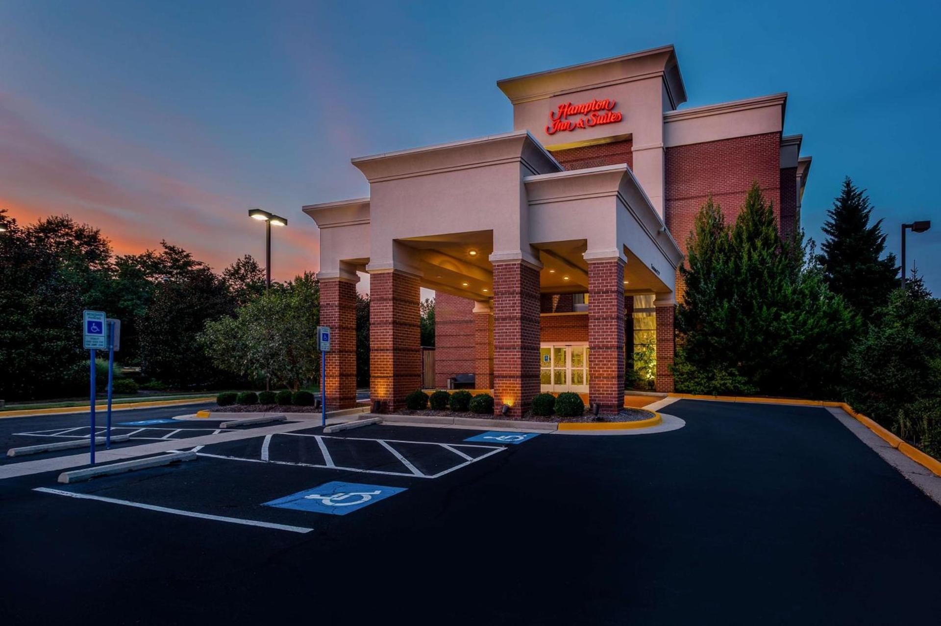 Hampton Inn & Suites Herndon-Reston photo 2