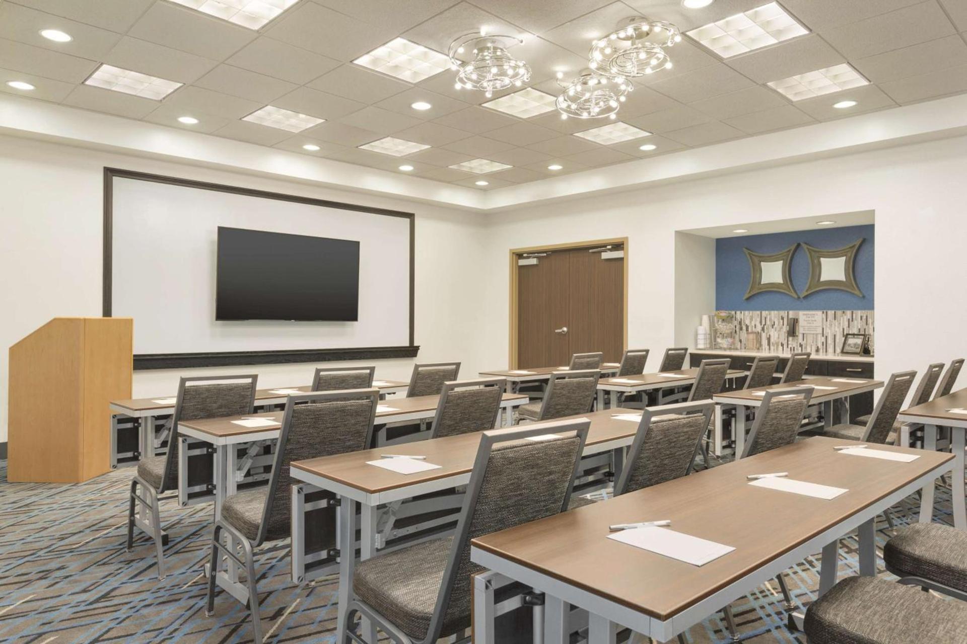 Hampton Inn & Suites Herndon-Reston photo 36