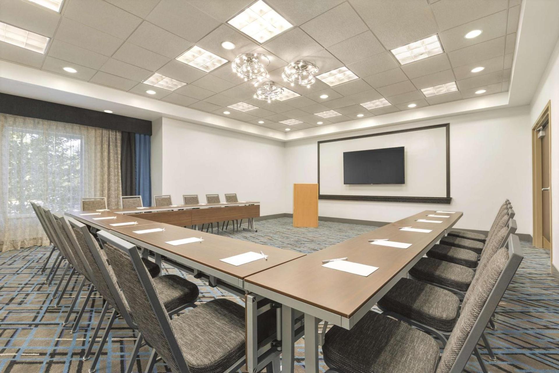 Hampton Inn & Suites Herndon-Reston photo 35