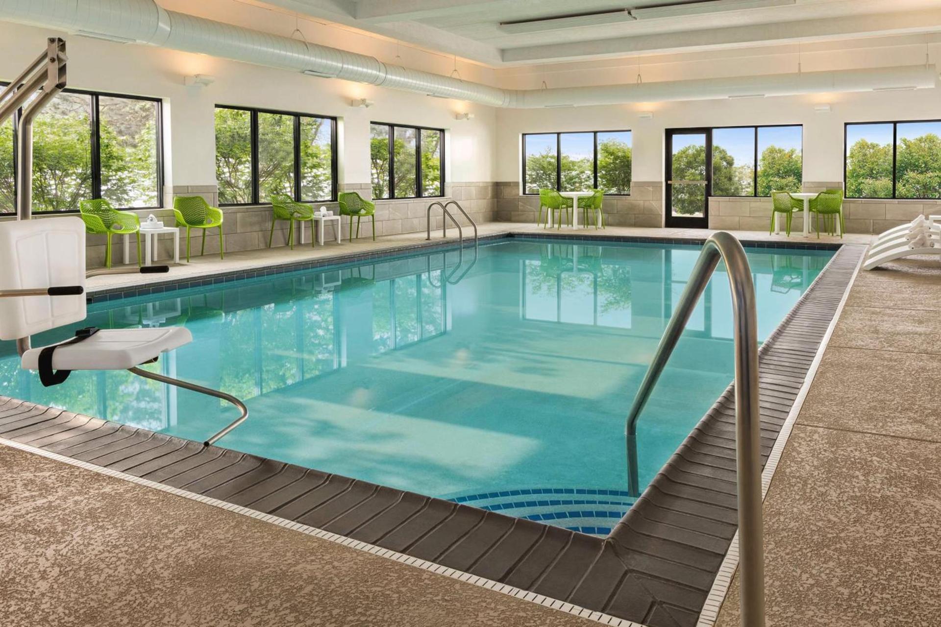 Hampton Inn Chicago-O'Hare International Airport photo 9