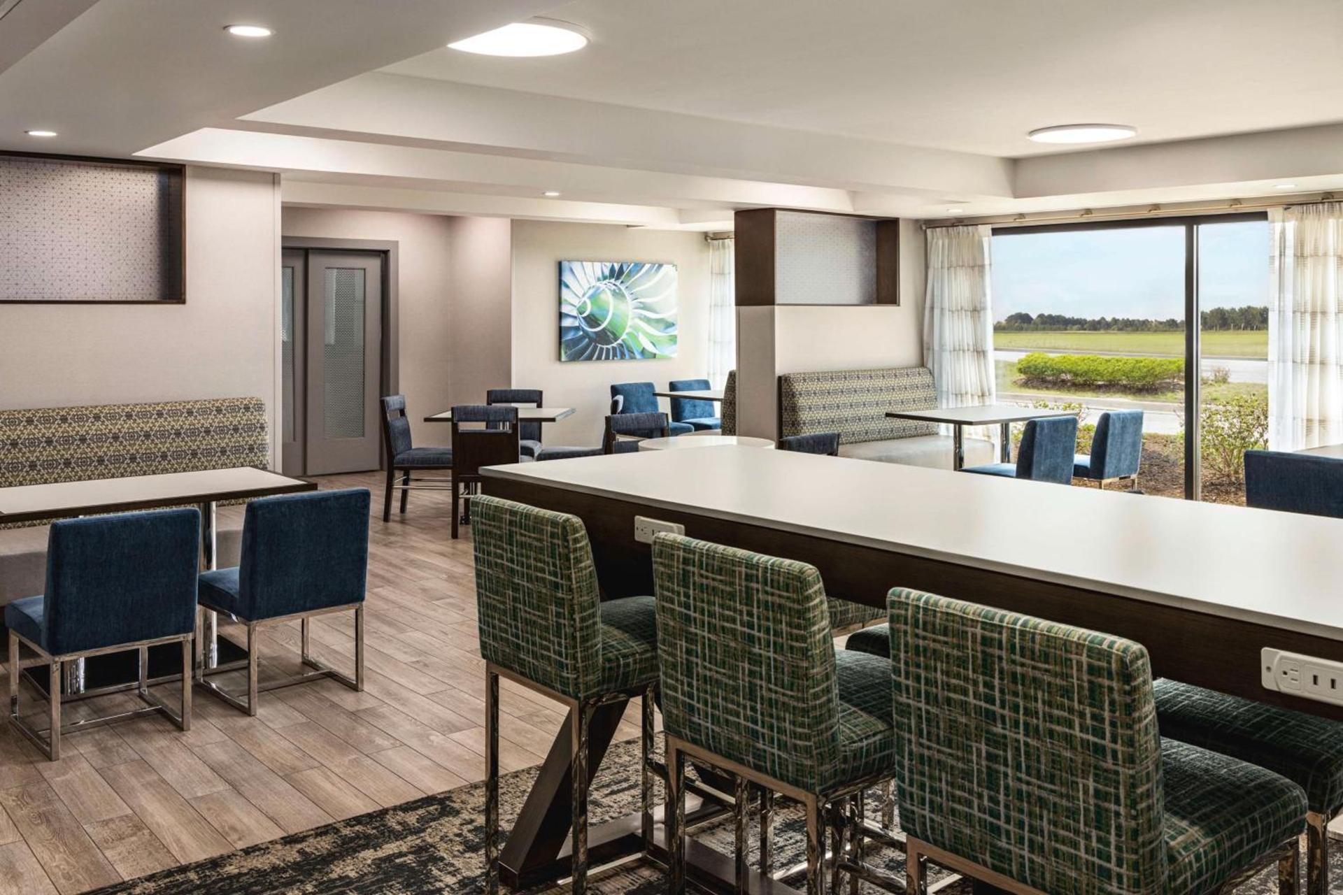 Hampton Inn Chicago-O'Hare International Airport photo 11