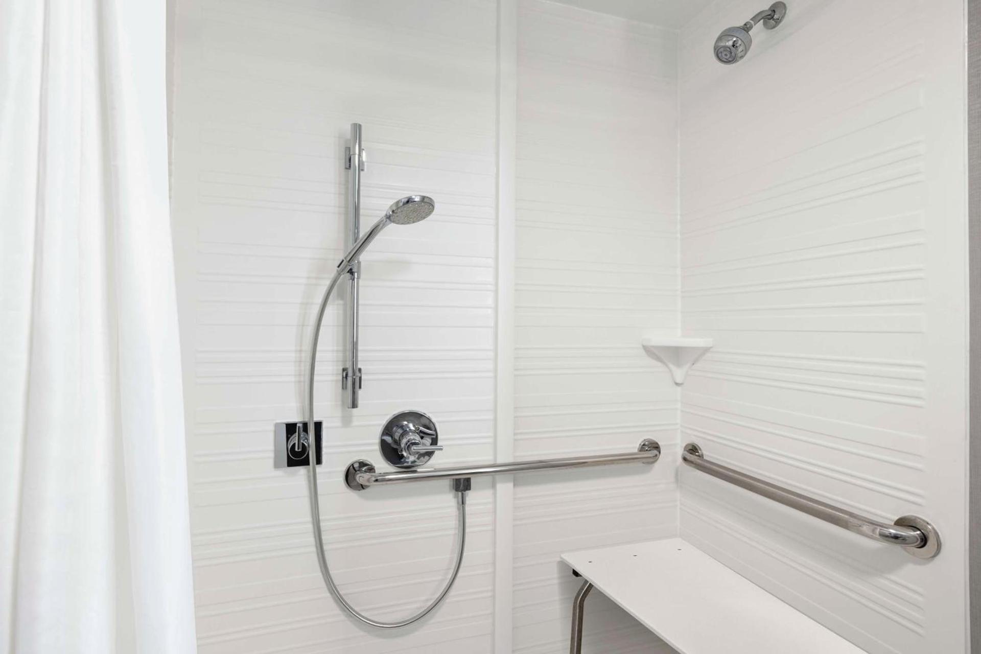 Hampton Inn Chicago-O'Hare International Airport photo 16