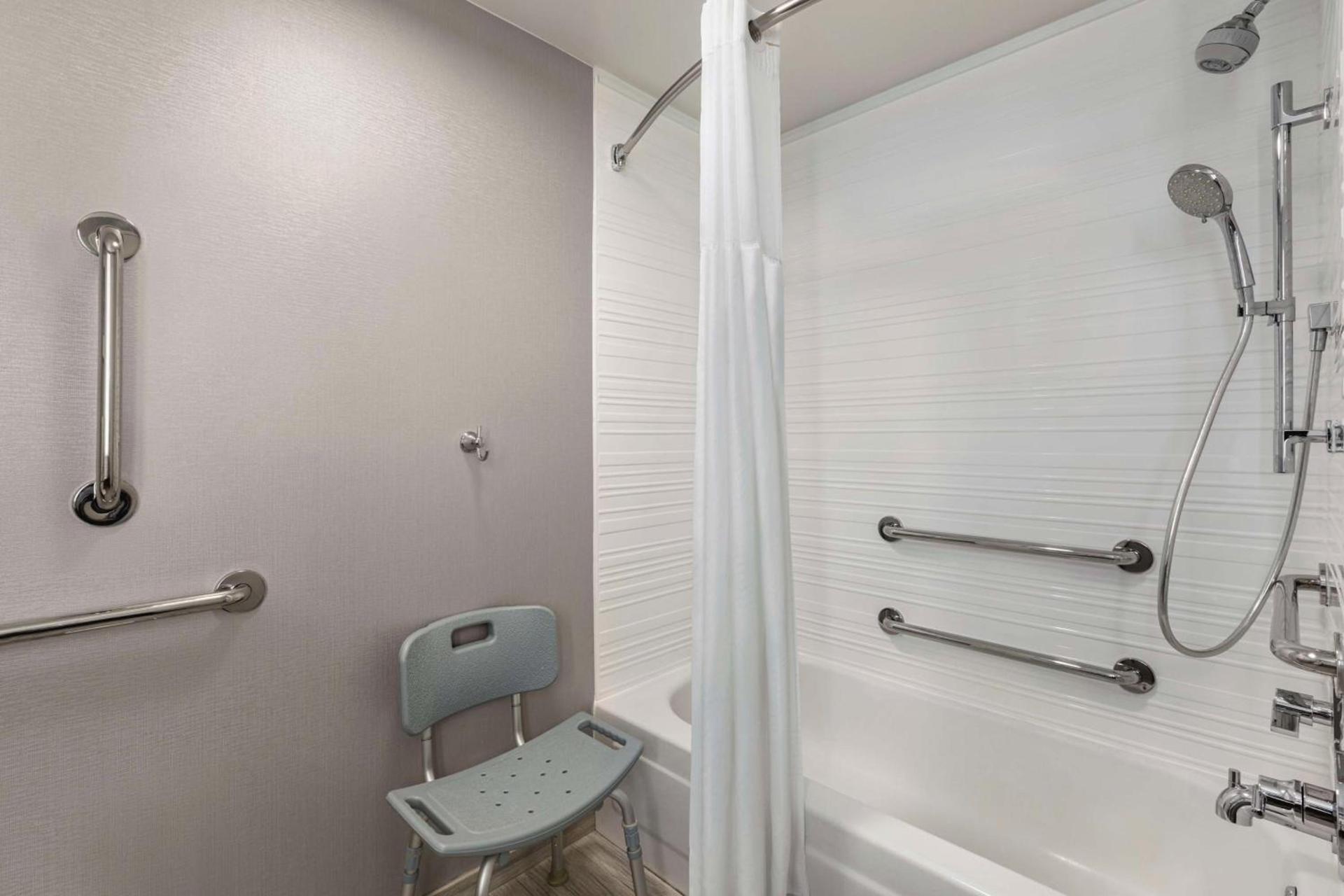 Hampton Inn Chicago-O'Hare International Airport photo 21