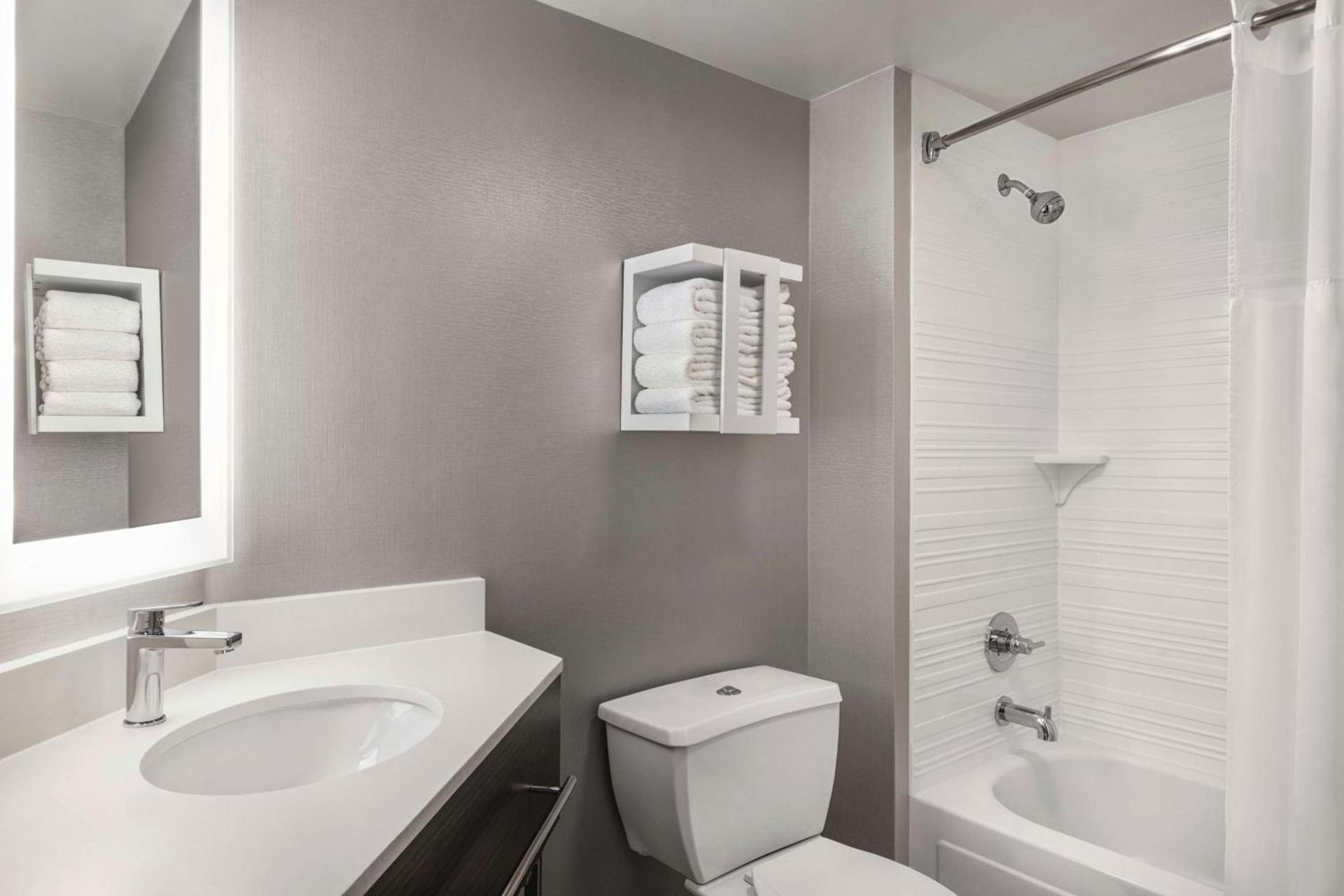 Hampton Inn Chicago-O'Hare International Airport photo 26