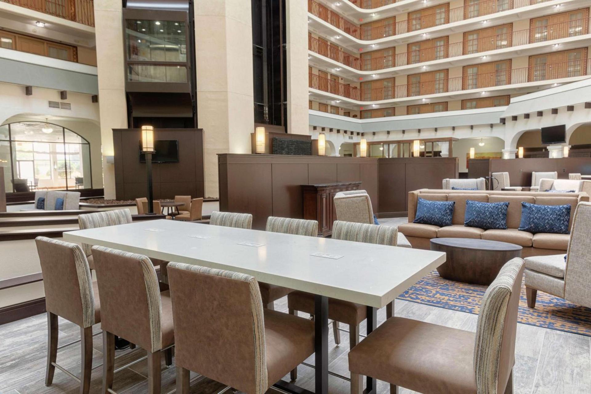 Embassy Suites by Hilton Tulsa I-44 photo 4