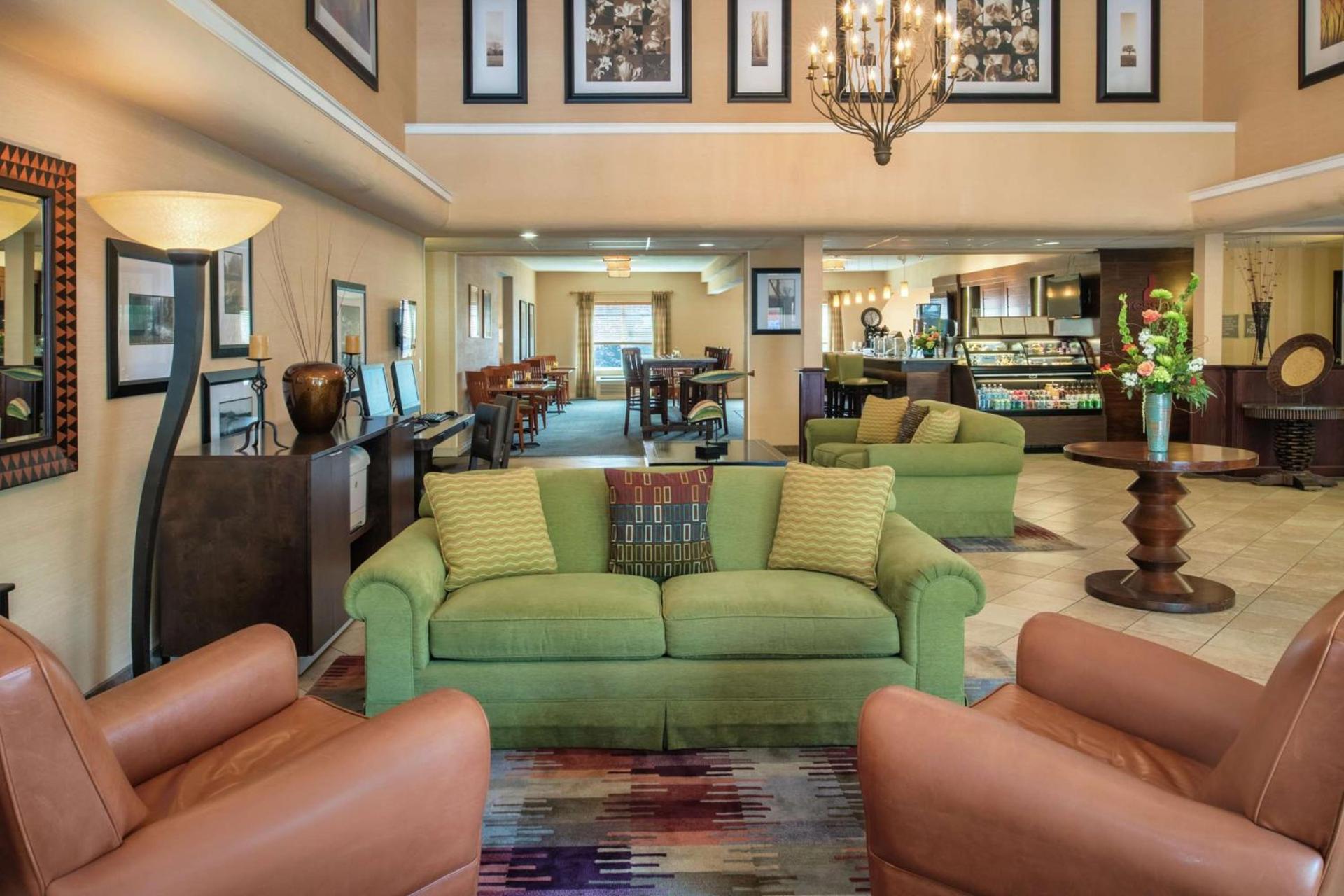DoubleTree by Hilton Portland - Beaverton photo 2