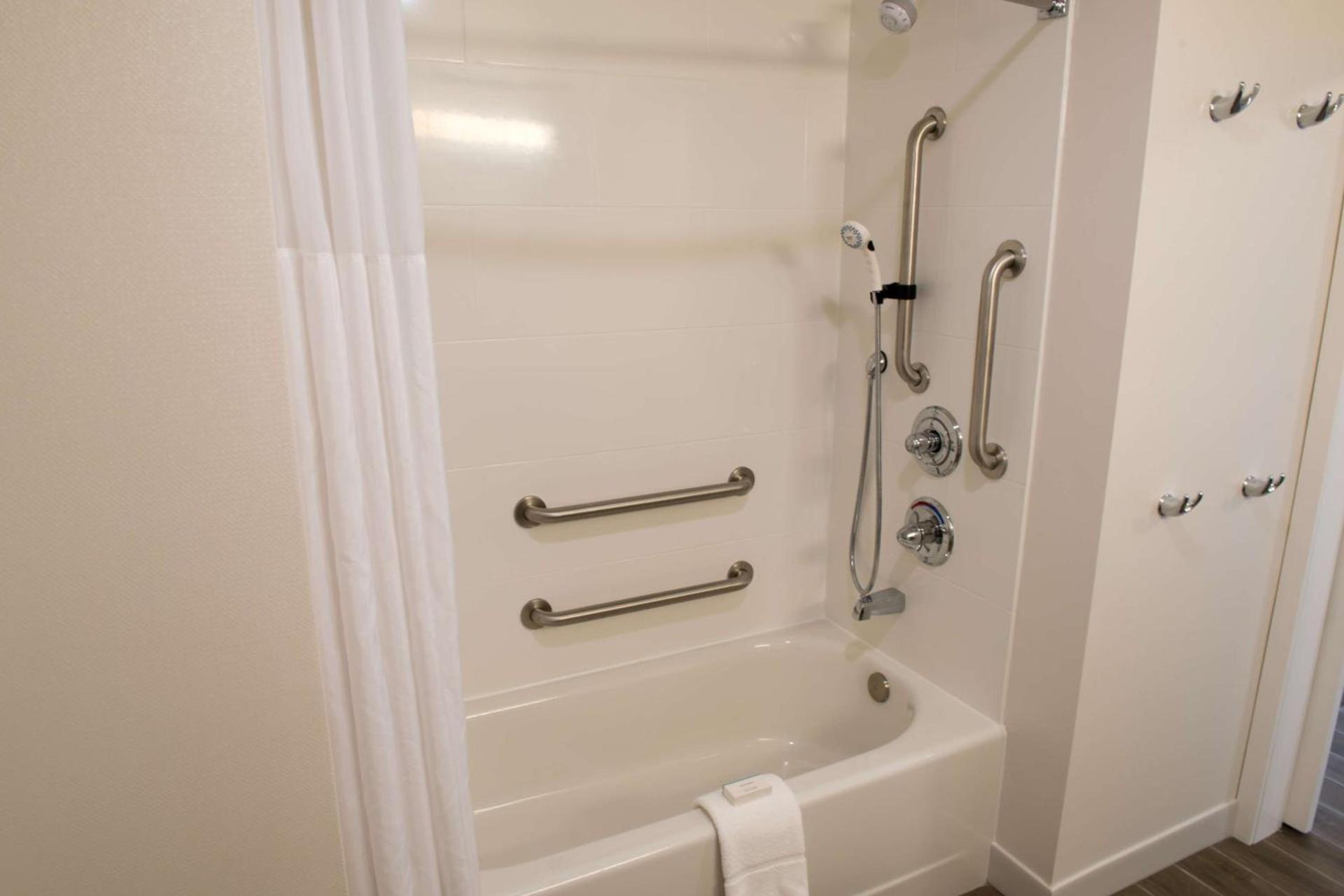 Hampton Inn & Suites Bay City photo 32