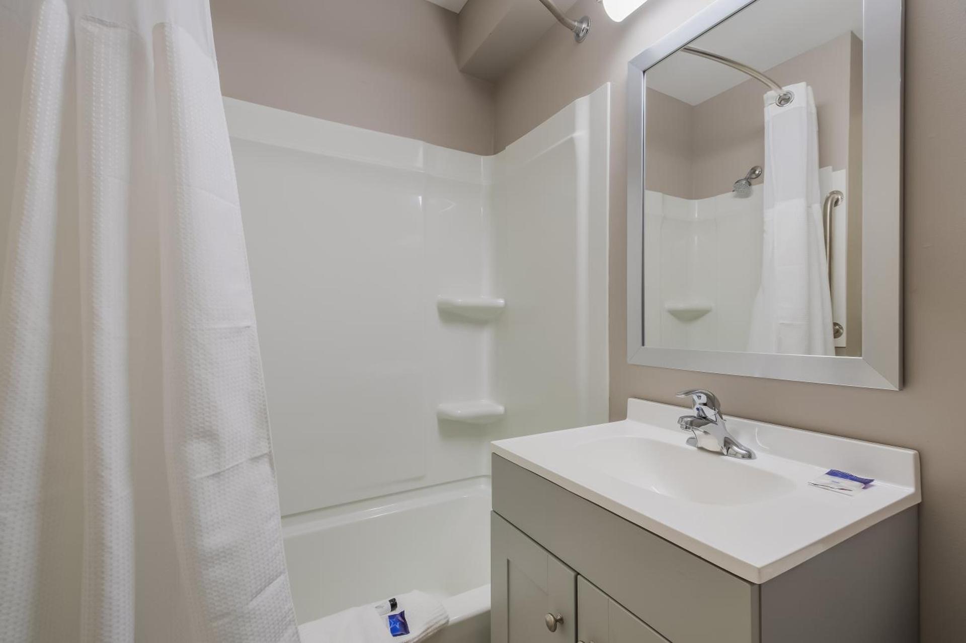 Americas Best Value Inn Farmington photo 3
