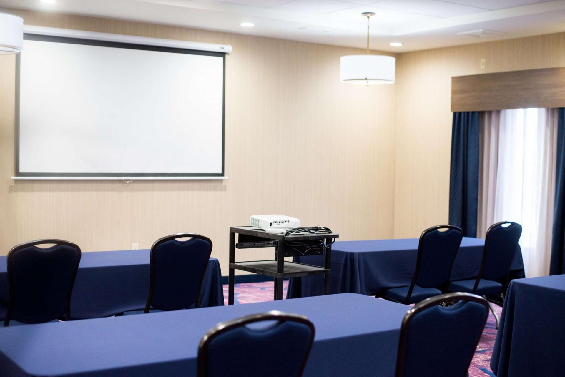 Hampton Inn & Suites Warrington Horsham photo 29