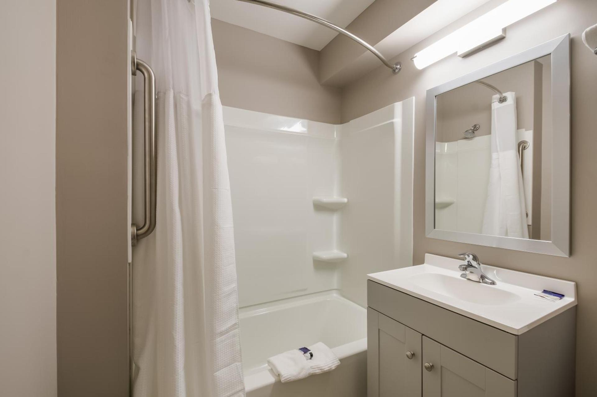 Americas Best Value Inn Farmington photo 12