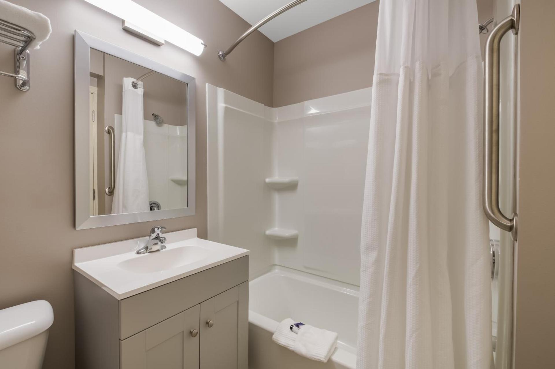 Americas Best Value Inn Farmington photo 19