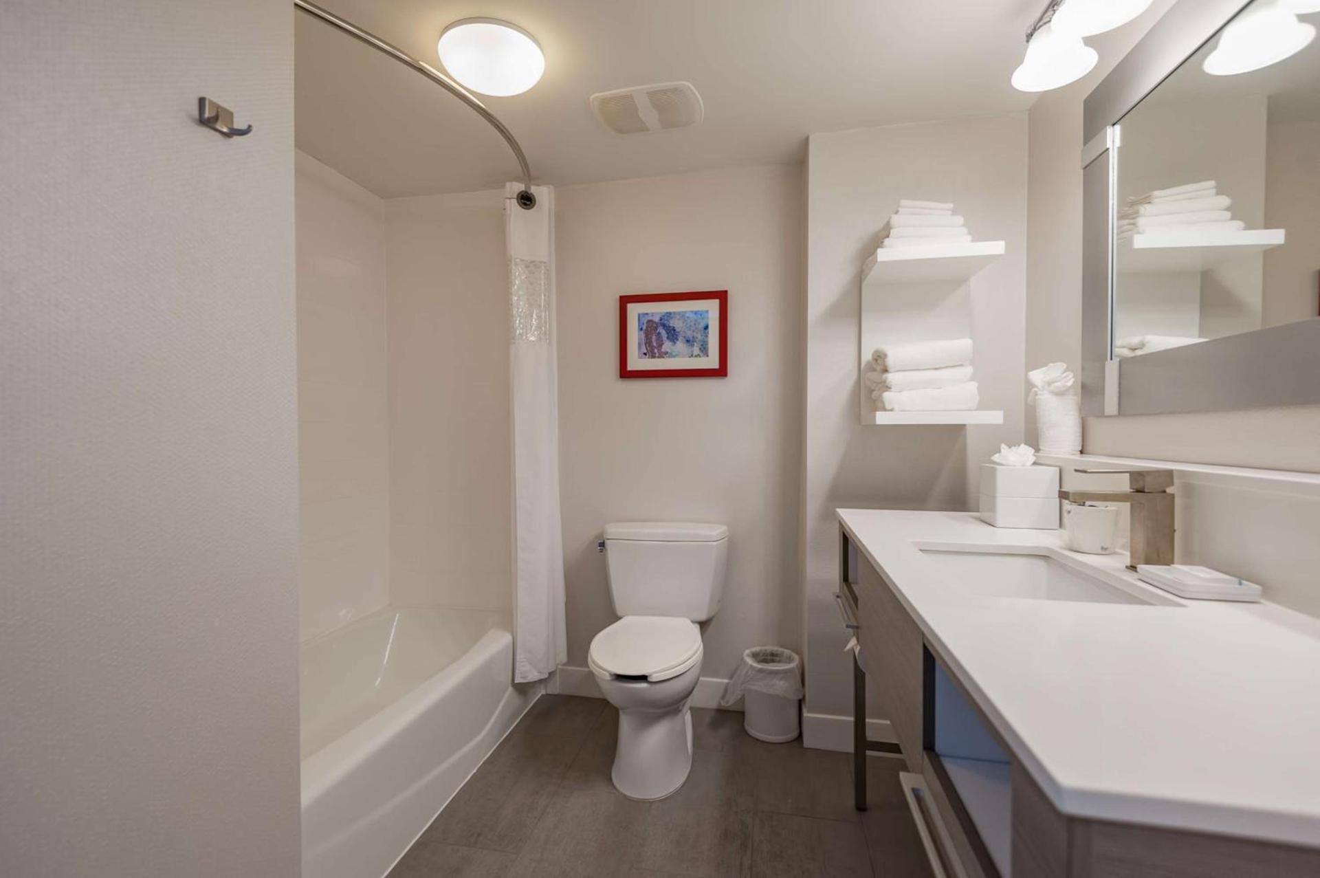 Hampton Inn East Windsor photo 33