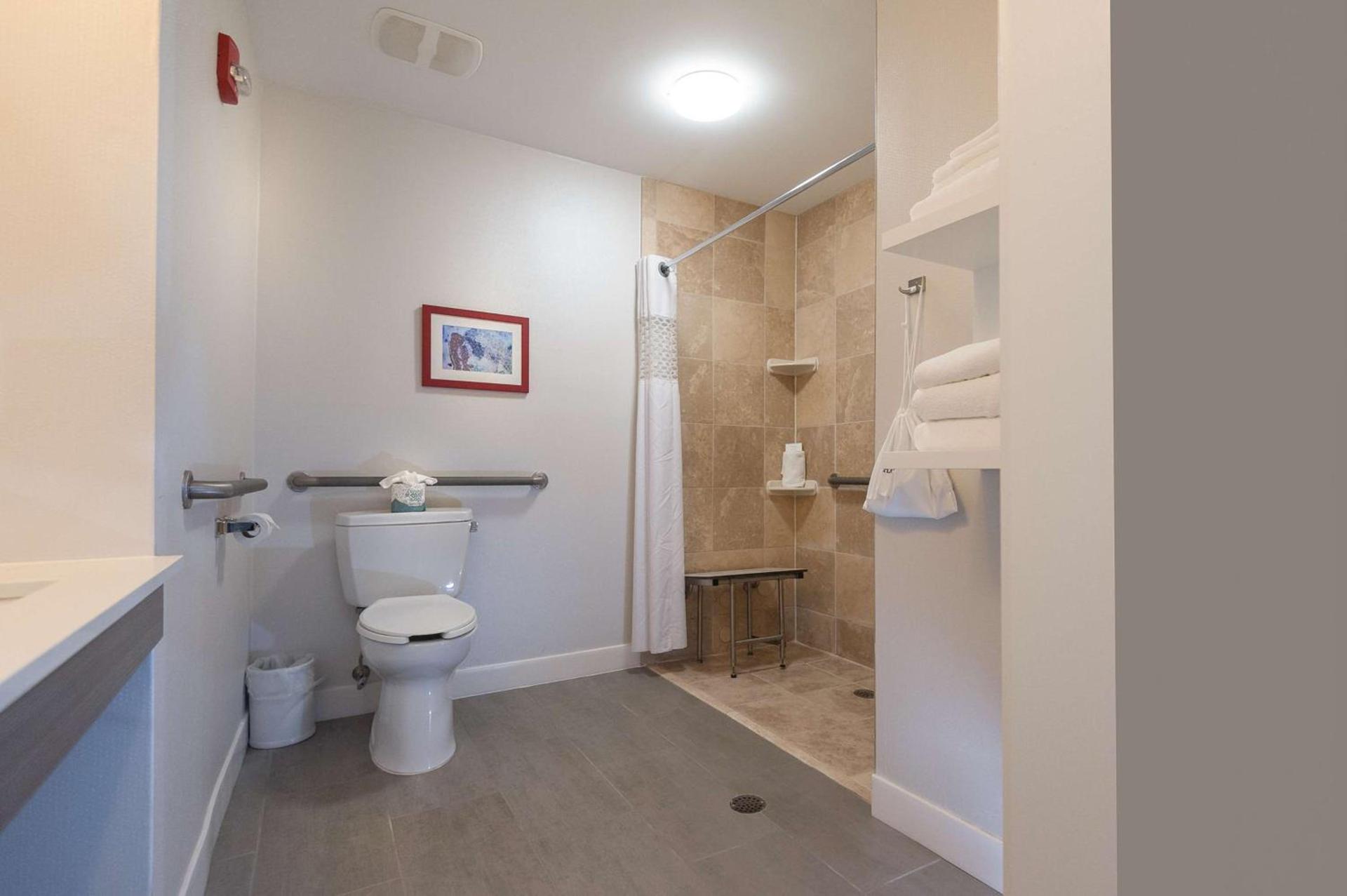 Hampton Inn East Windsor photo 37